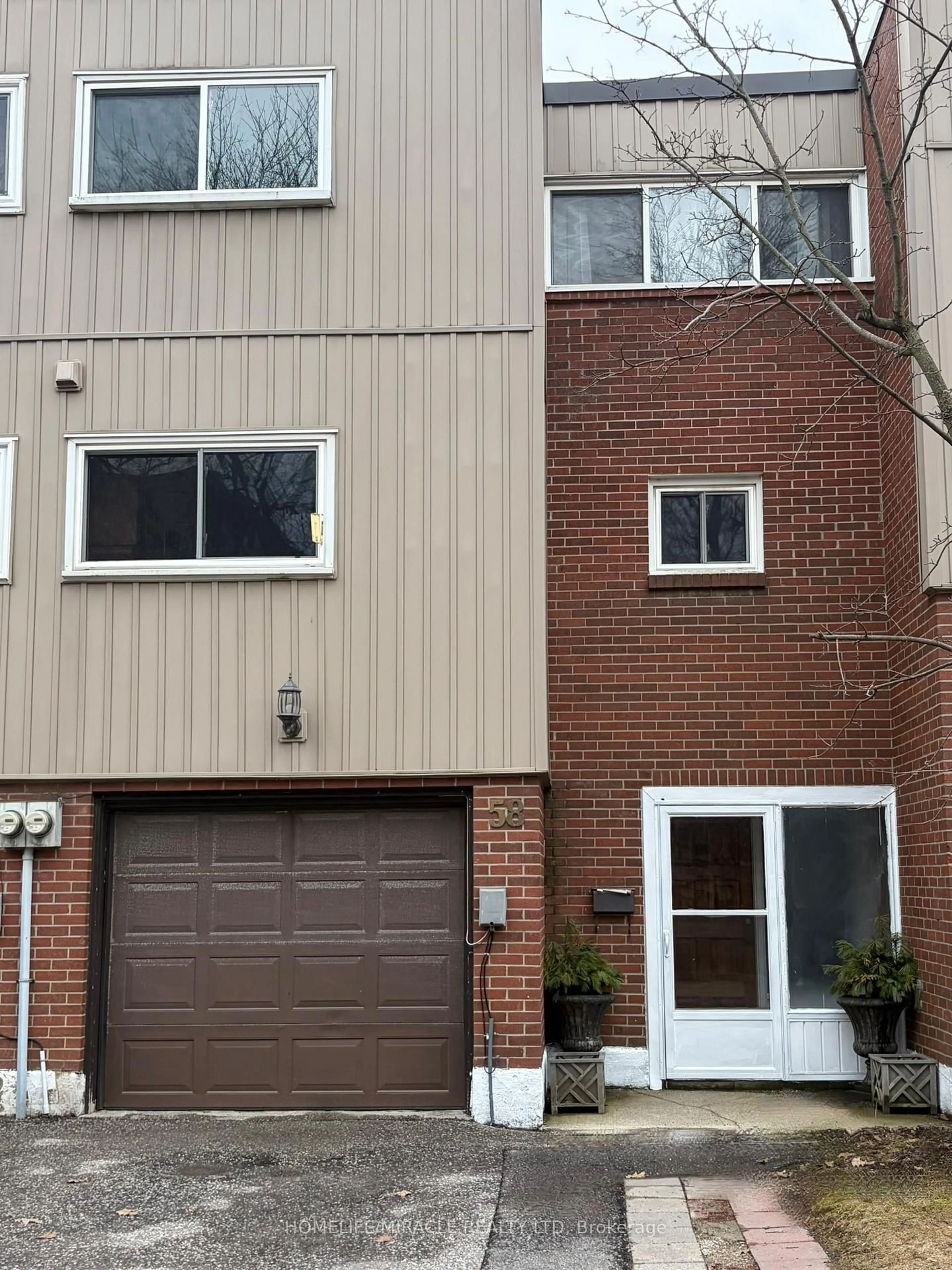 Home with brick exterior material, street for 400 Bloor St #58, Mississauga Ontario L5A 3M8