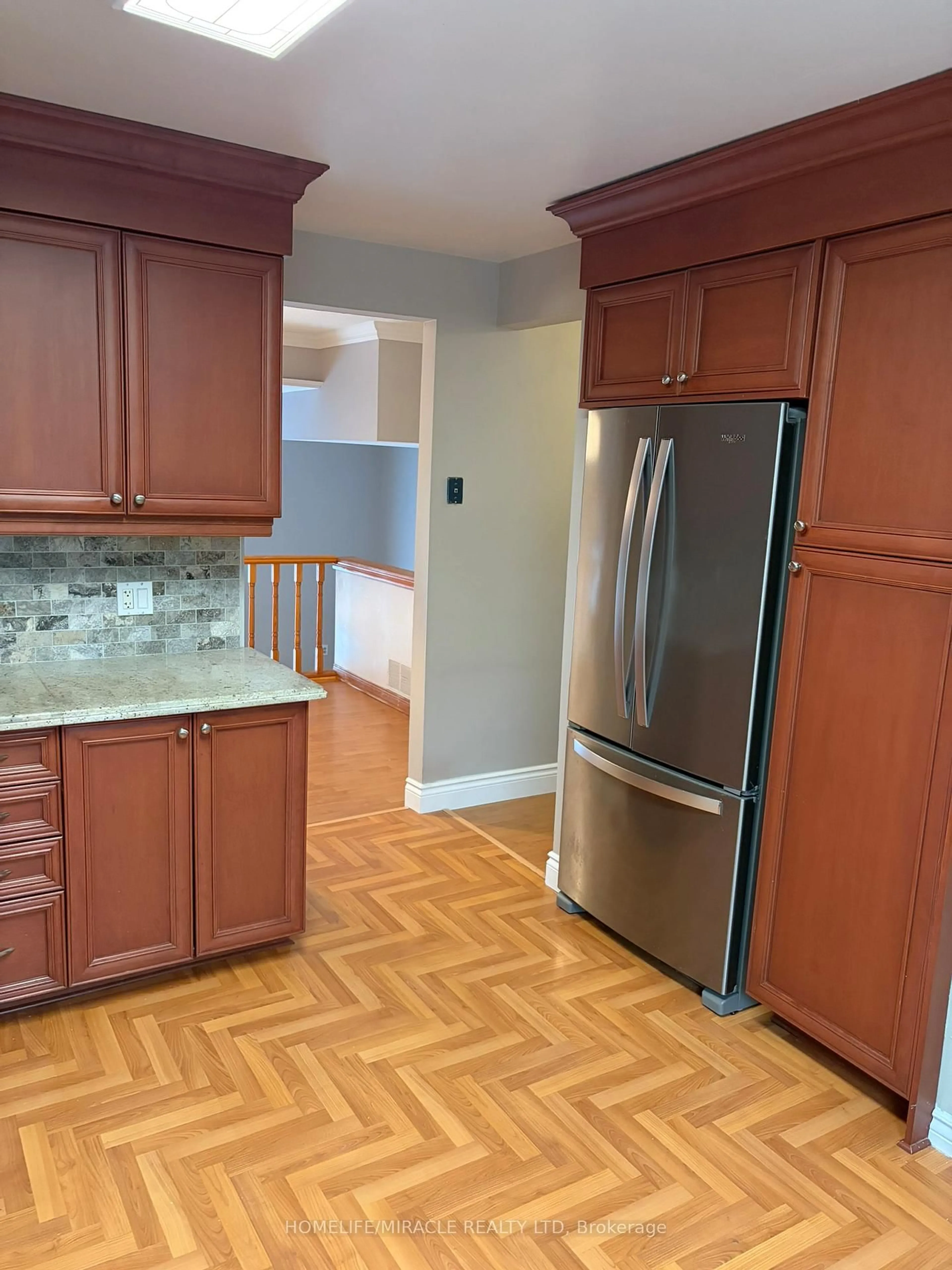 Standard kitchen, unknown for 400 Bloor St #58, Mississauga Ontario L5A 3M8