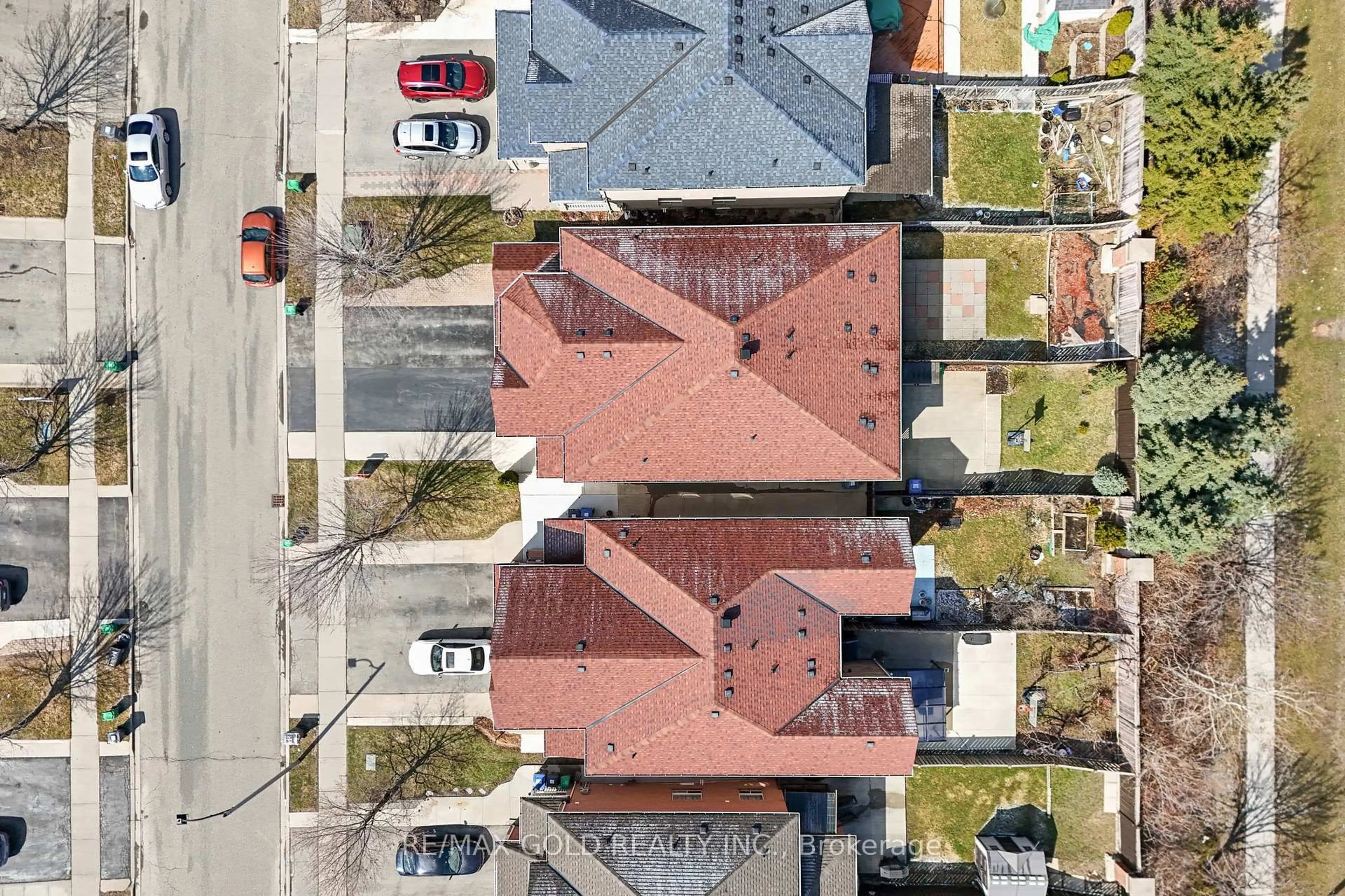 A pic from outside/outdoor area/front of a property/back of a property/a pic from drone, street for 95 Herdwick St, Brampton Ontario L6S 6L7