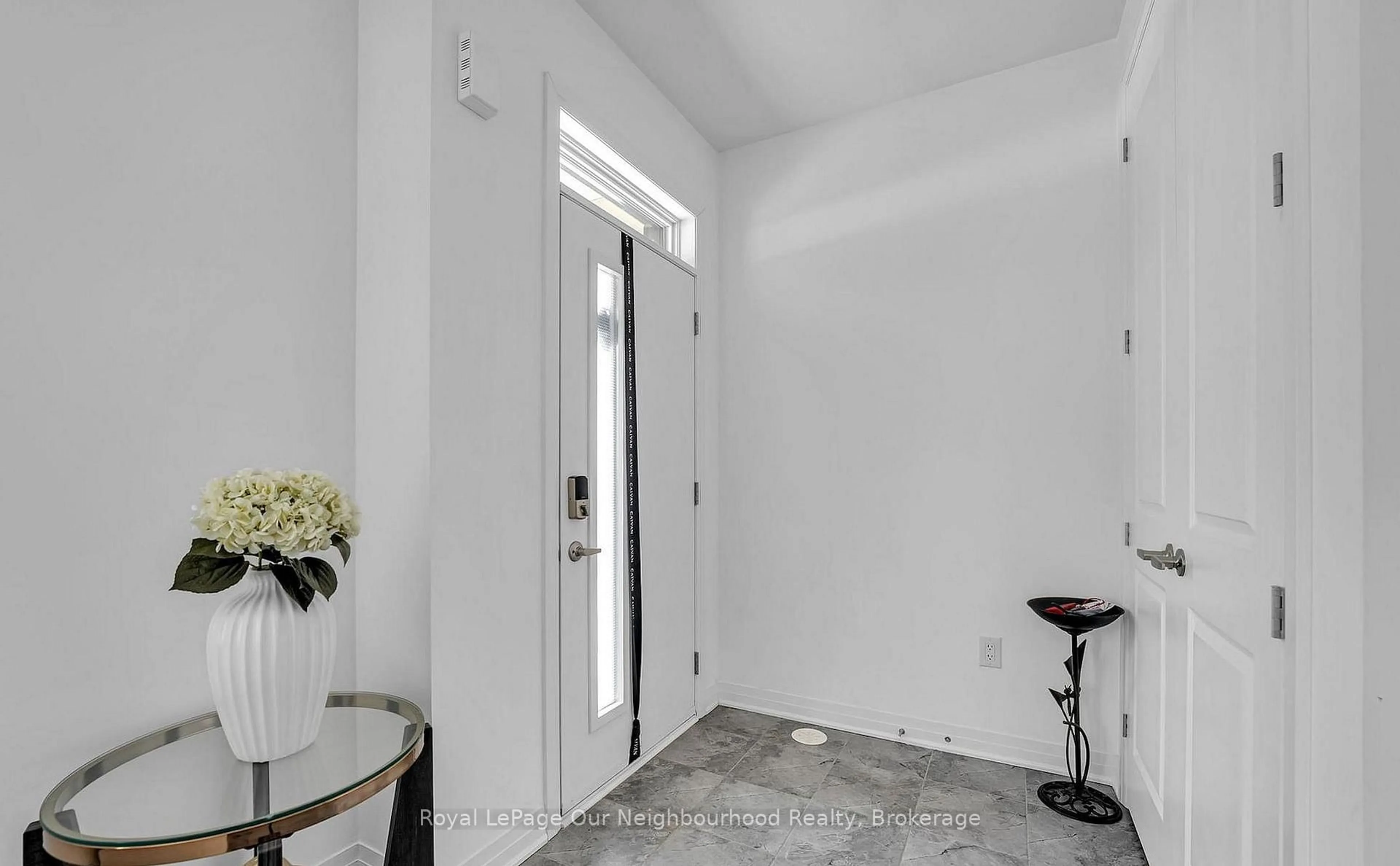 Indoor entryway for 3234 Sixth Line, Oakville Ontario L6M 4K1