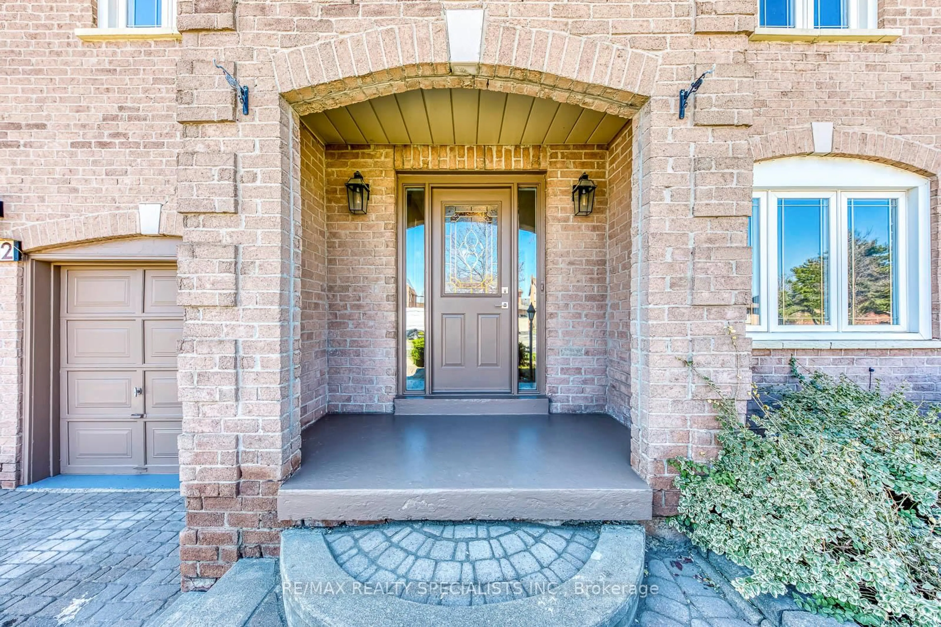 Indoor entryway for 102 Sunforest Dr, Brampton Ontario L6Z 4B2