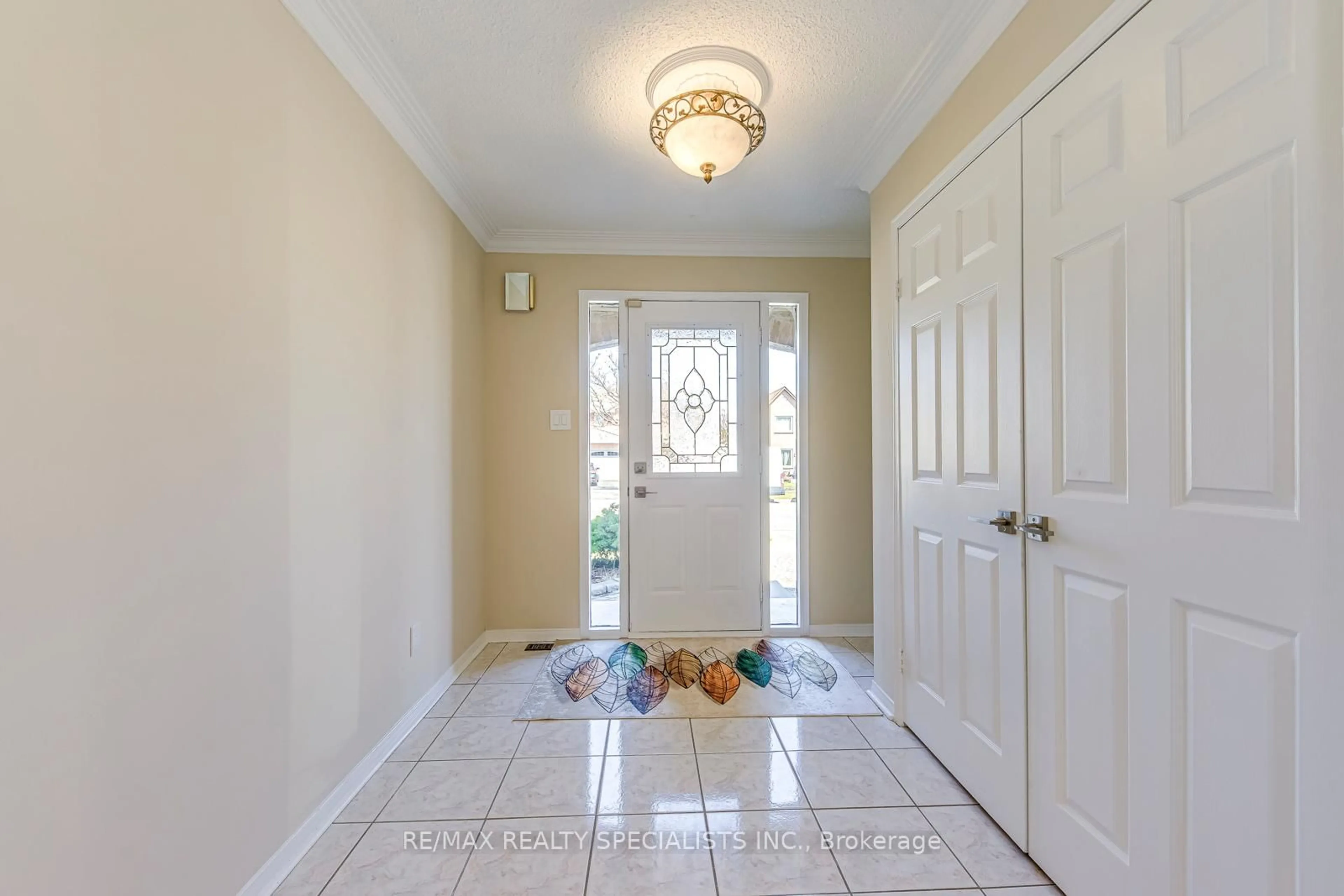 Indoor entryway for 102 Sunforest Dr, Brampton Ontario L6Z 4B2