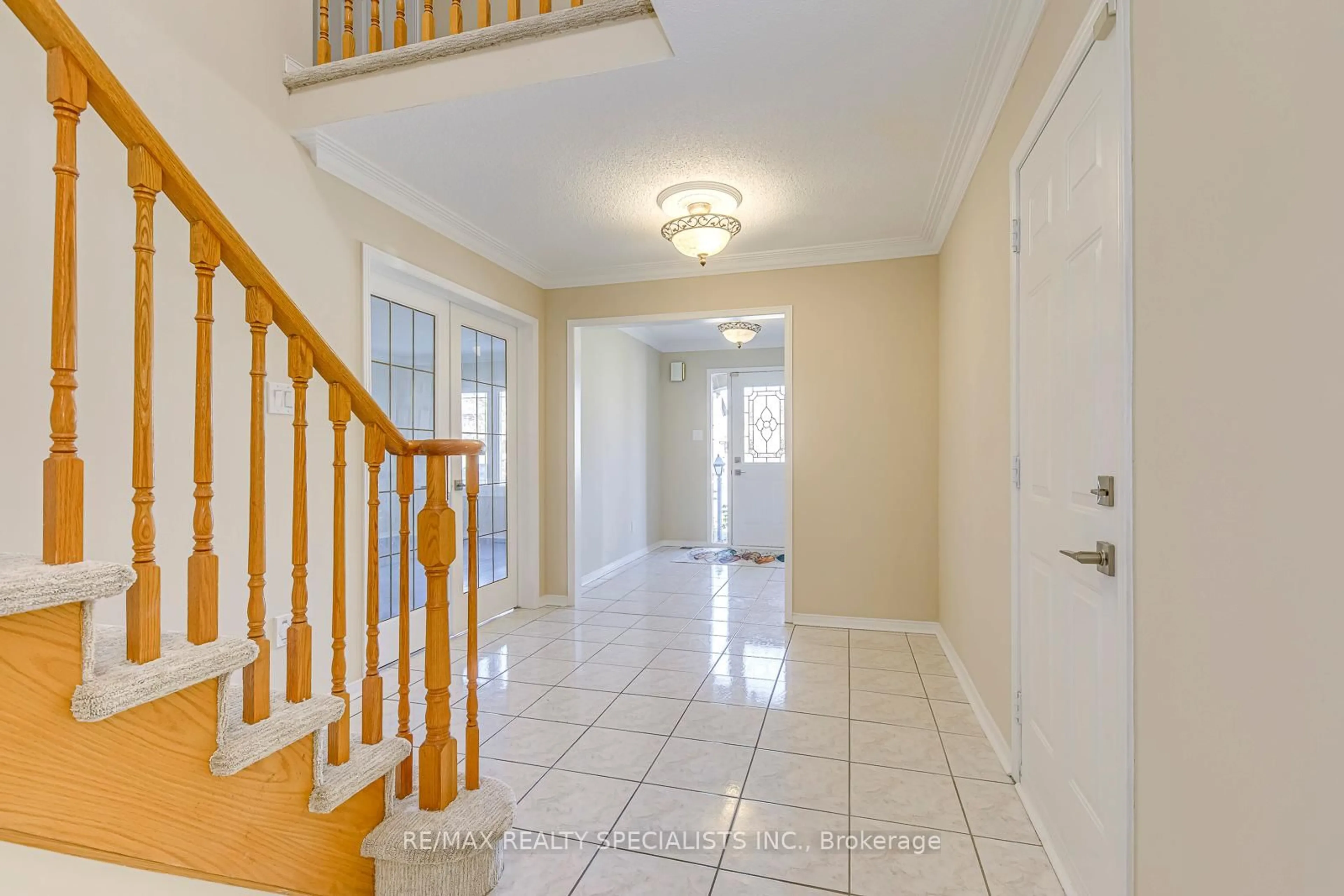 Indoor foyer for 102 Sunforest Dr, Brampton Ontario L6Z 4B2