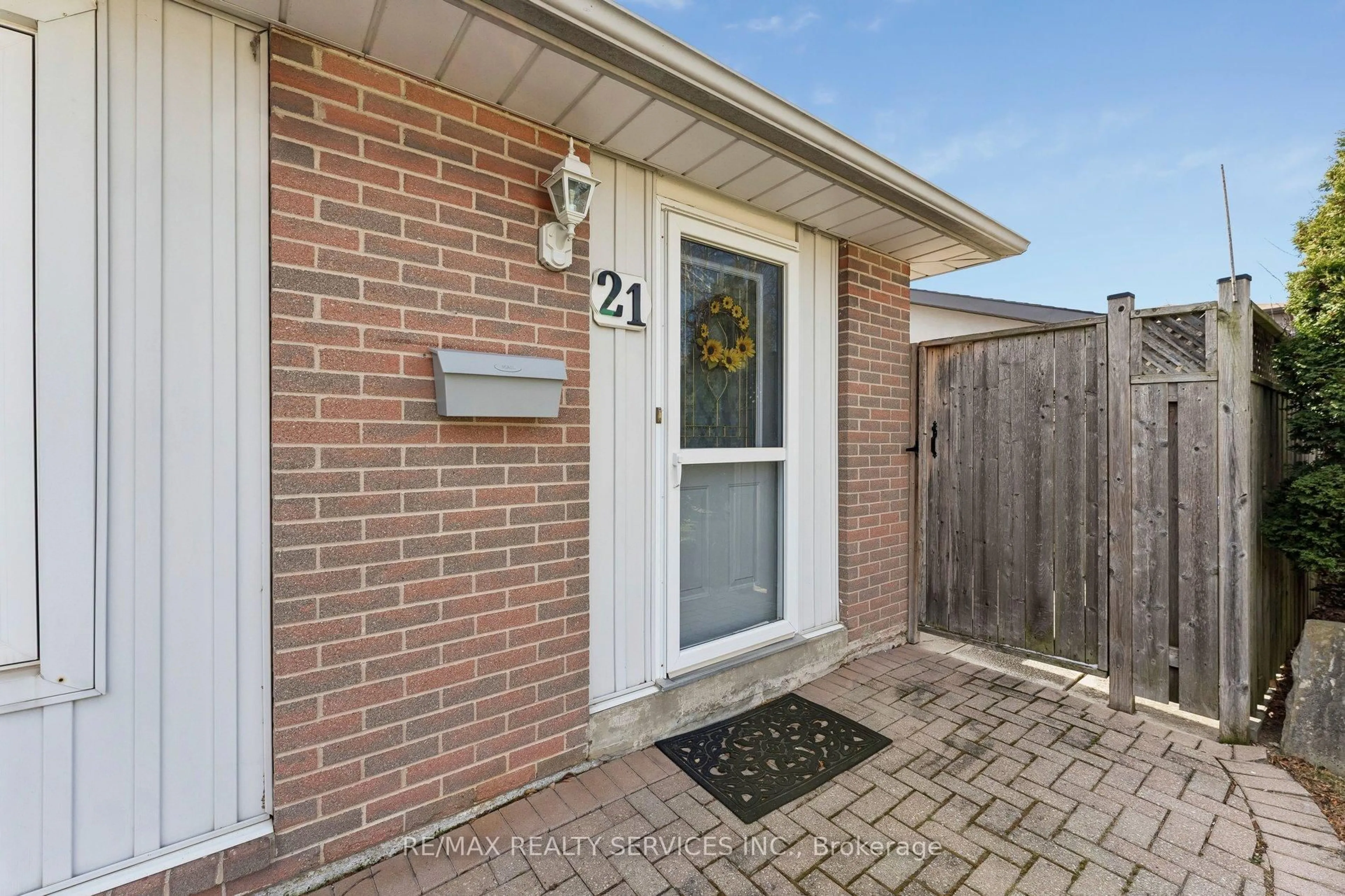 Home with brick exterior material, street for 21 Willis Dr, Brampton Ontario L6W 1A8