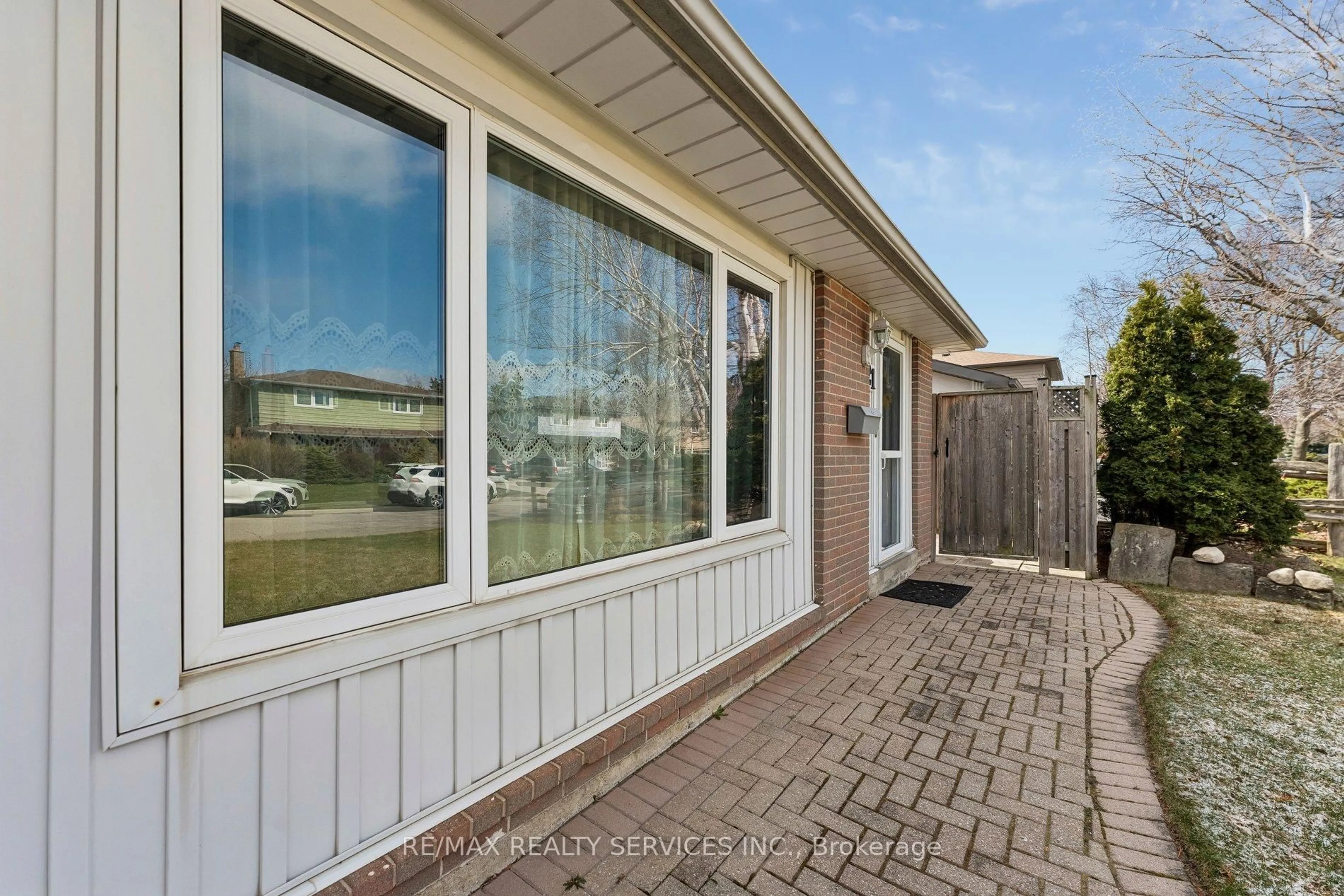 Home with vinyl exterior material, street for 21 Willis Dr, Brampton Ontario L6W 1A8