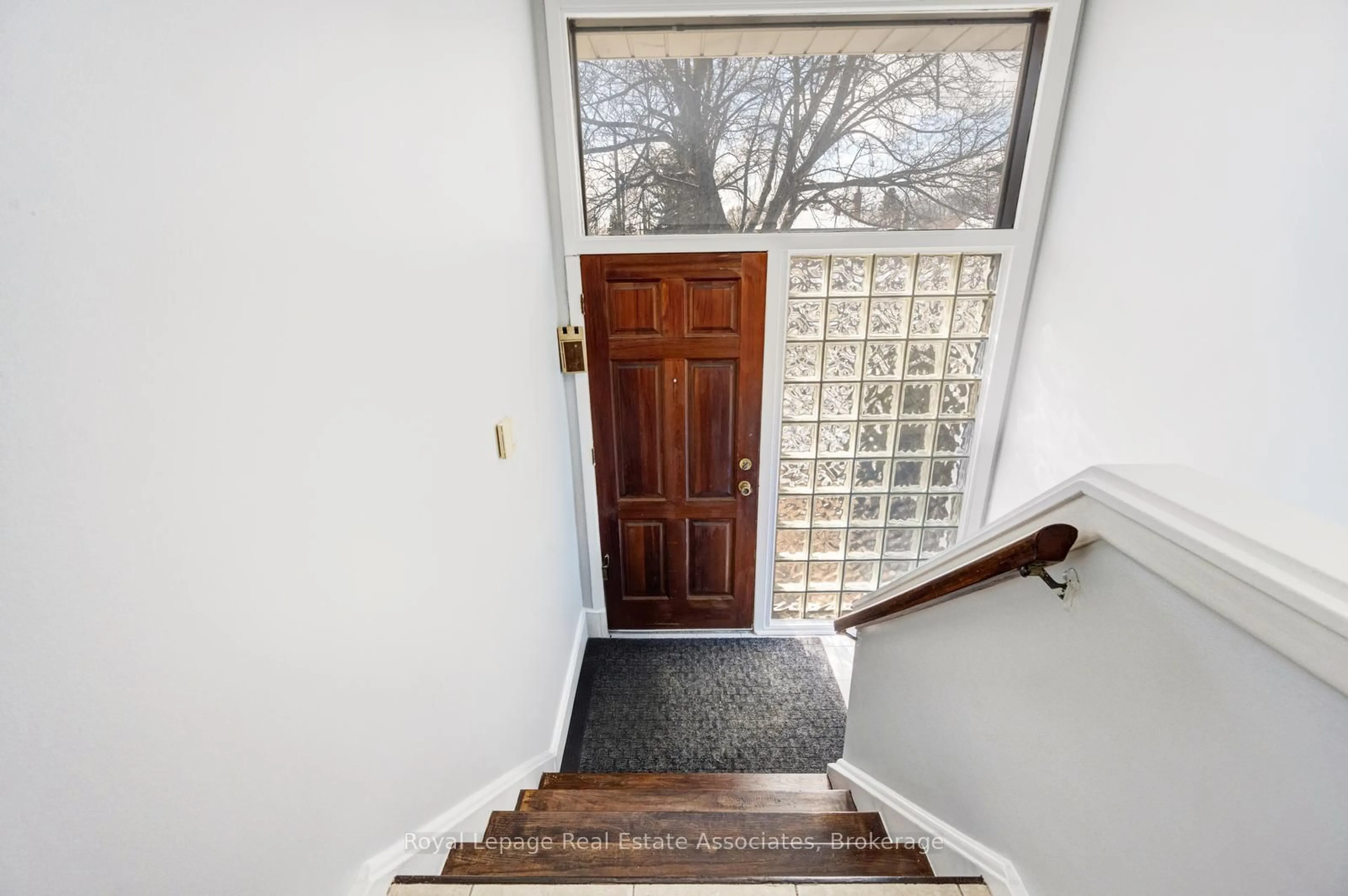 Indoor entryway for 8 Caulfield Rd, Toronto Ontario M9W 1W8