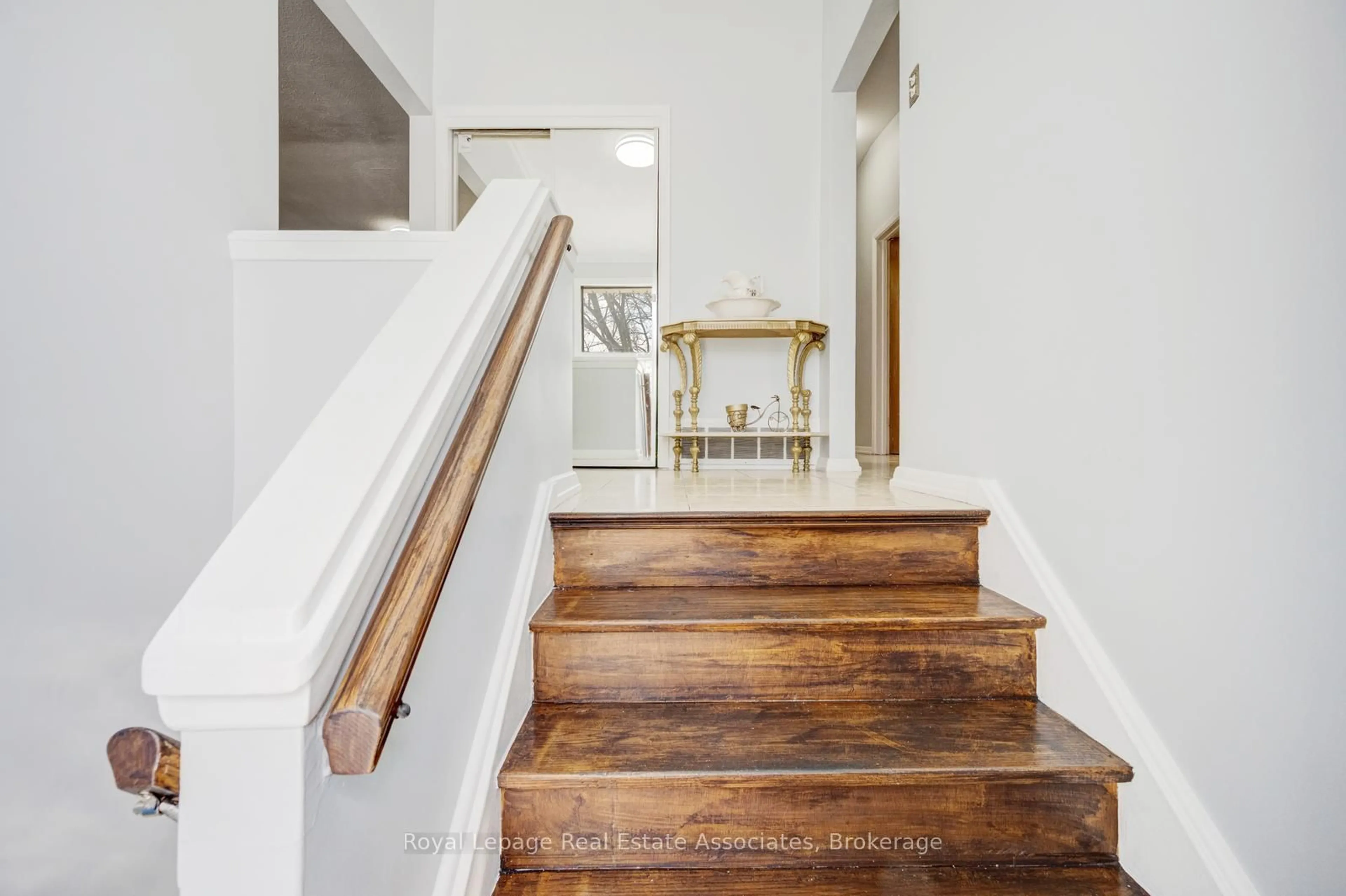 Stairs for 8 Caulfield Rd, Toronto Ontario M9W 1W8