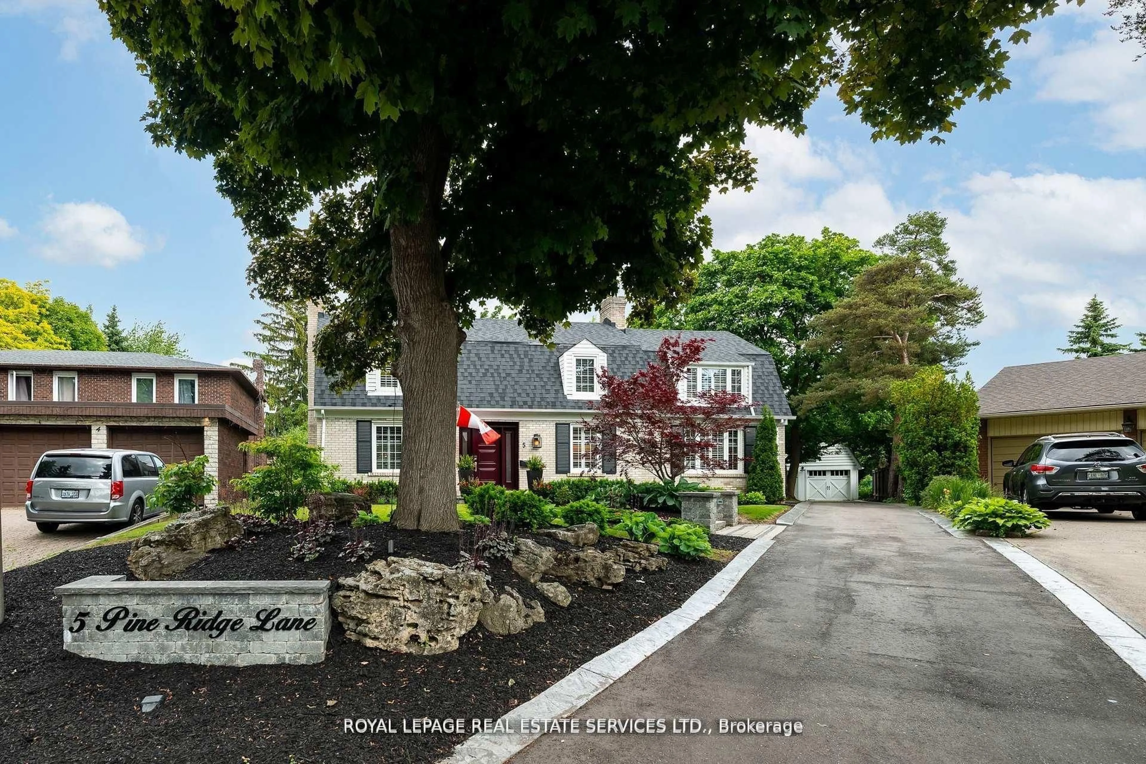 A pic from outside/outdoor area/front of a property/back of a property/a pic from drone, street for 5 Pine Ridge Lane, Brampton Ontario L6W 1G6