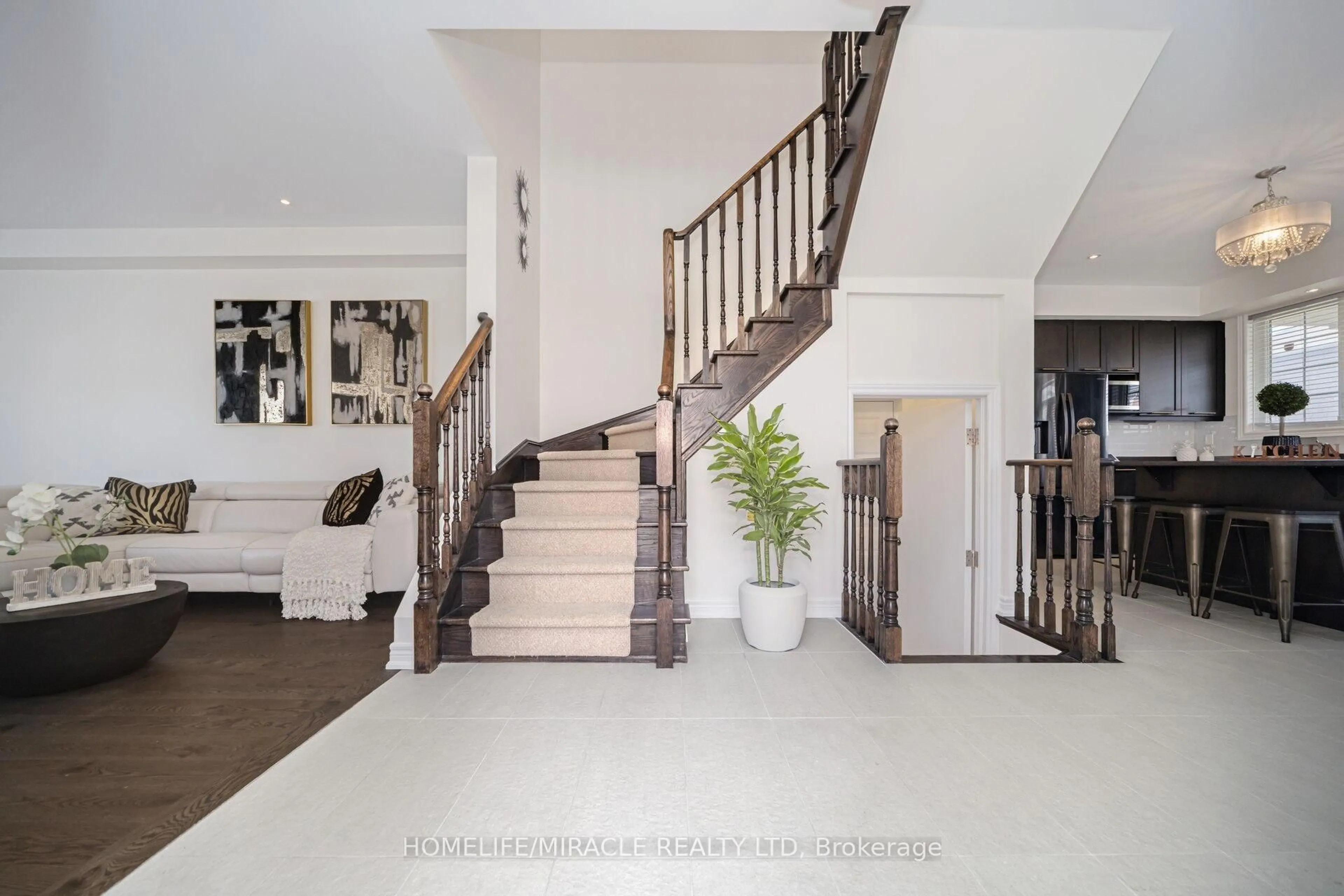 Indoor foyer for 2 Aspen Hills Rd, Brampton Ontario L6Y 6E3