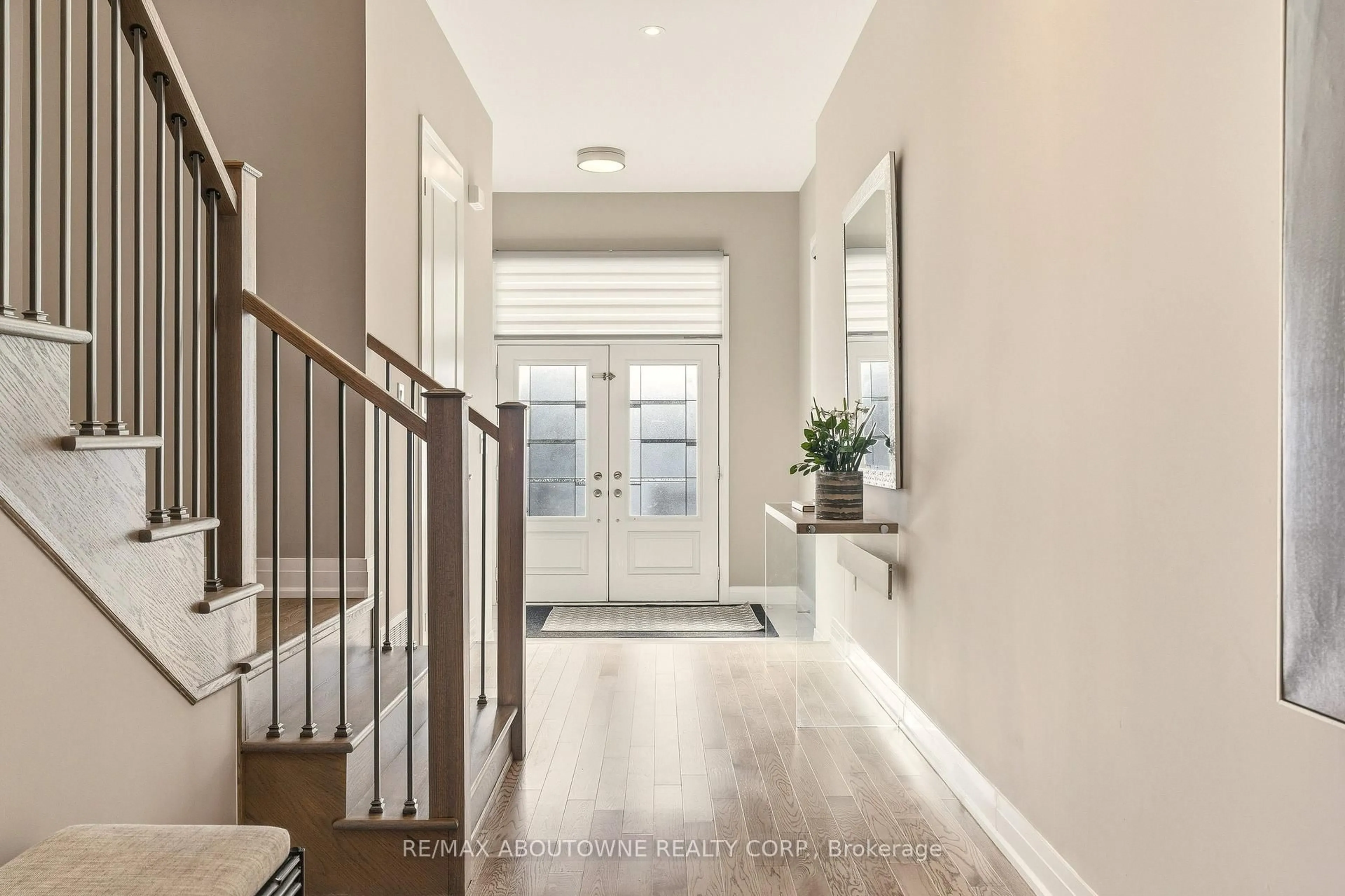 Indoor entryway for 1456 FORD STRATHY CRESCENT, Oakville Ontario L6H 3W9