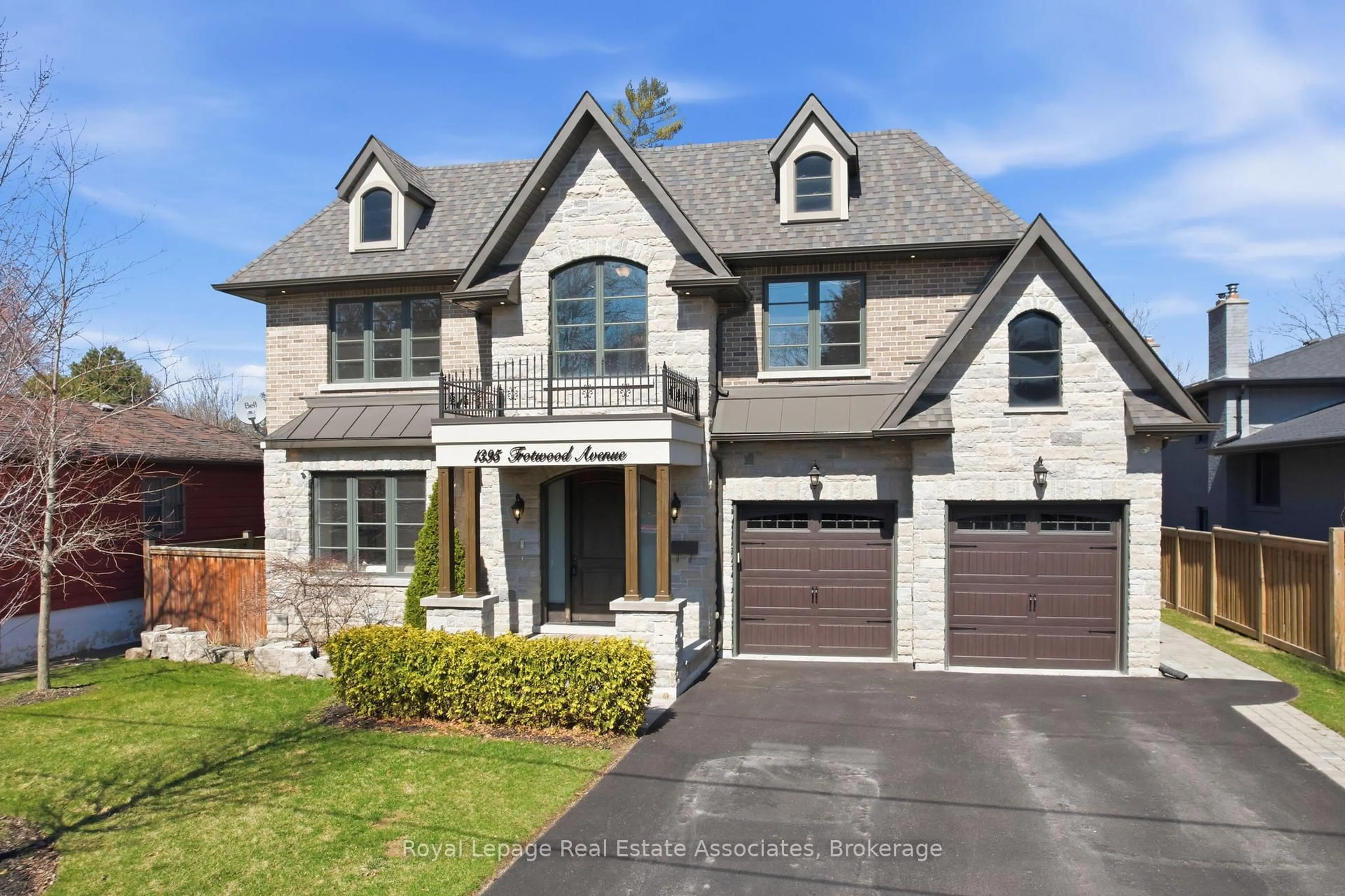 Home with brick exterior material, street for 1395 Trotwood Ave, Mississauga Ontario L5G 3Z7