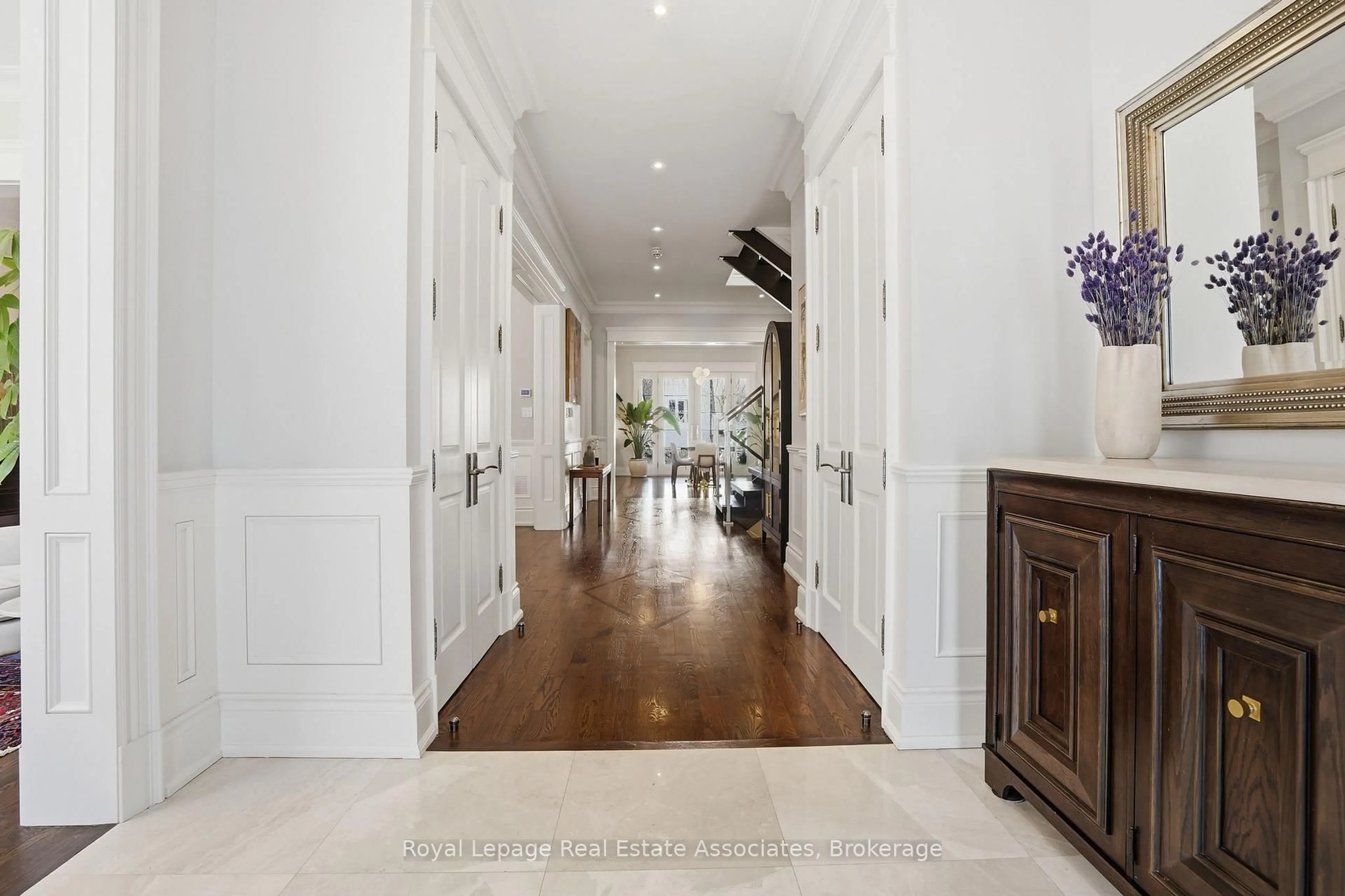 Indoor foyer for 1395 Trotwood Ave, Mississauga Ontario L5G 3Z7