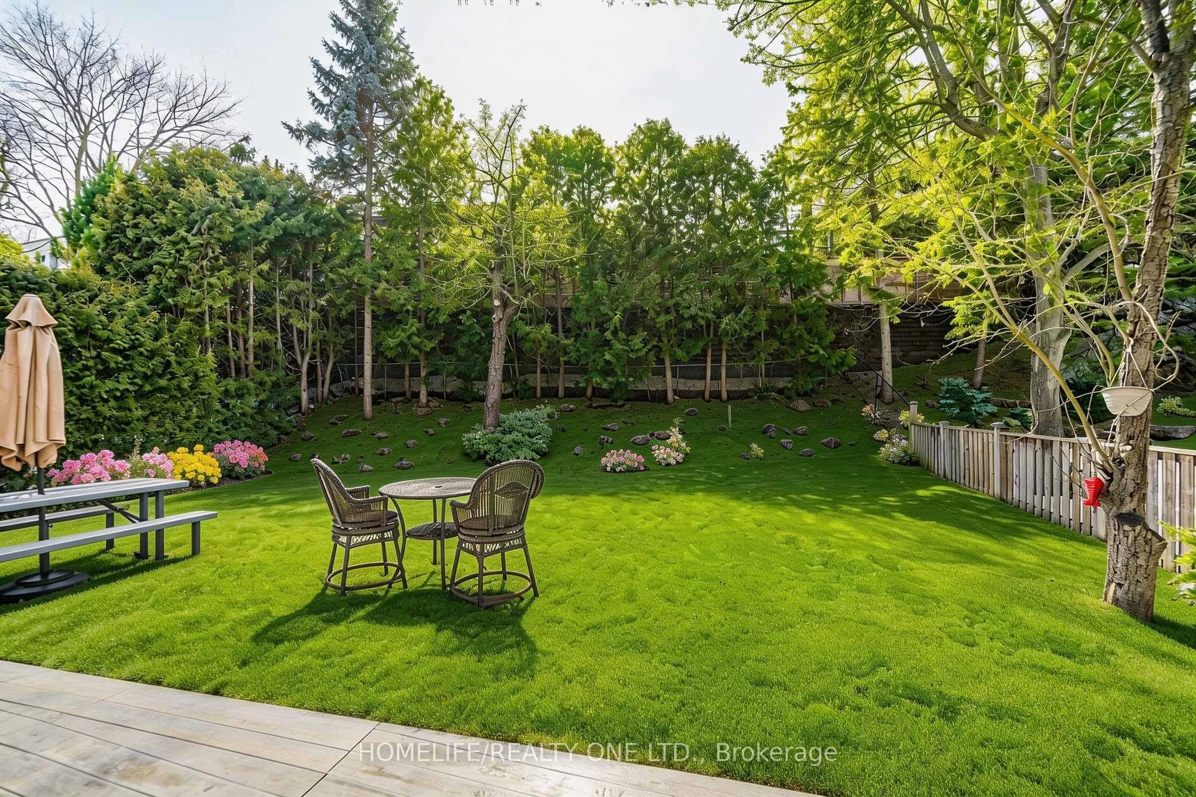 Patio, forest/trees view for 31 Bearwood Dr, Toronto Ontario M9A 4G5