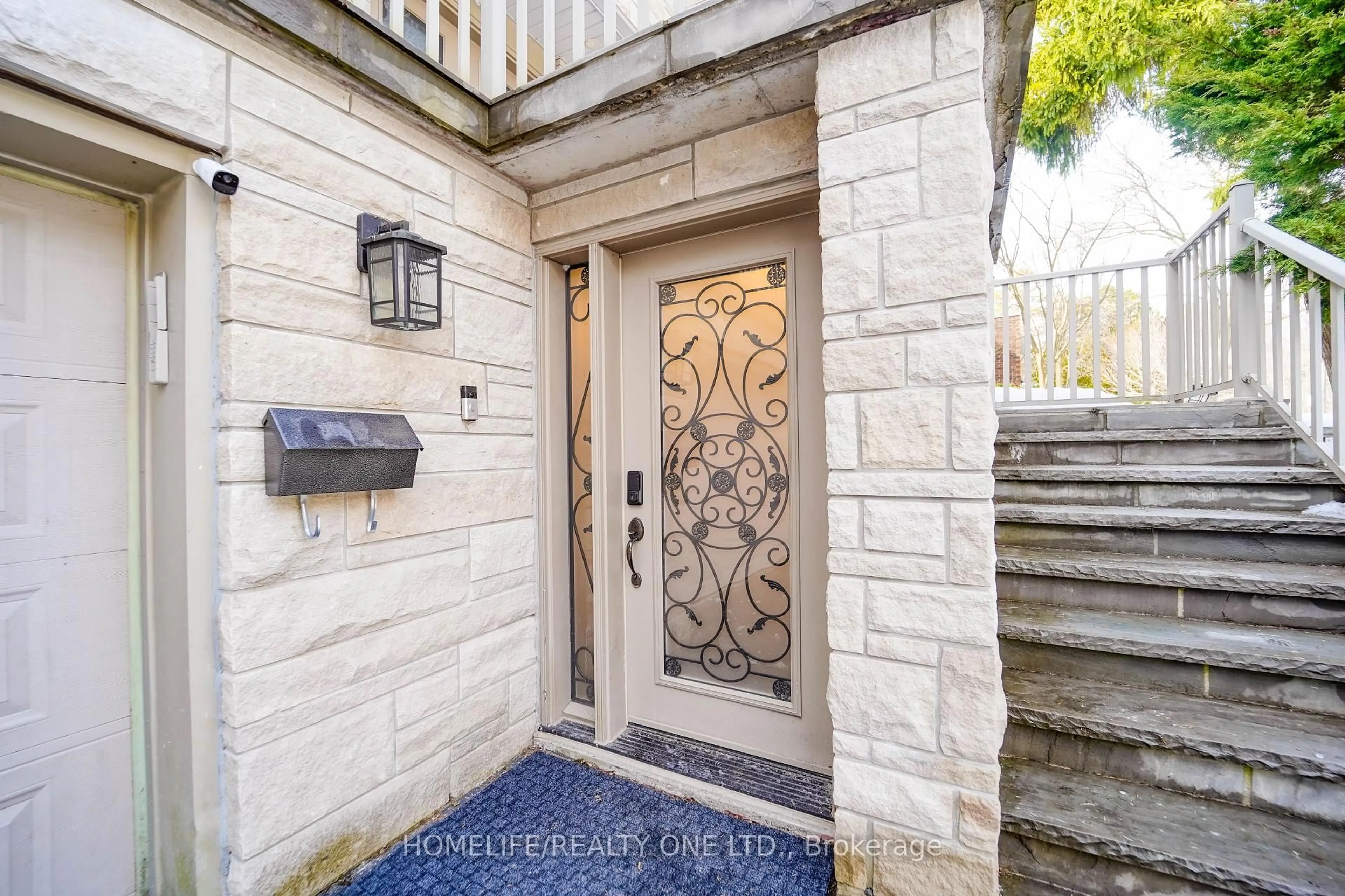 Indoor entryway for 31 Bearwood Dr, Toronto Ontario M9A 4G5