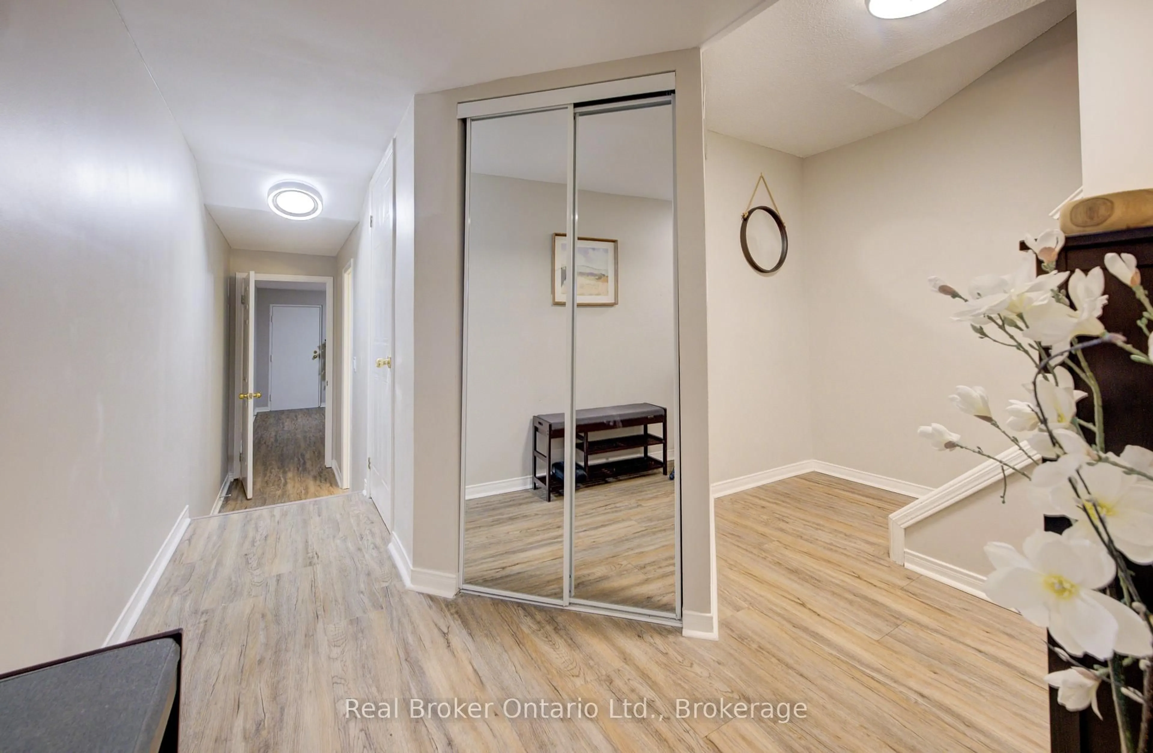 Indoor entryway for 895 Maple Ave #617, Burlington Ontario L7S 2H7