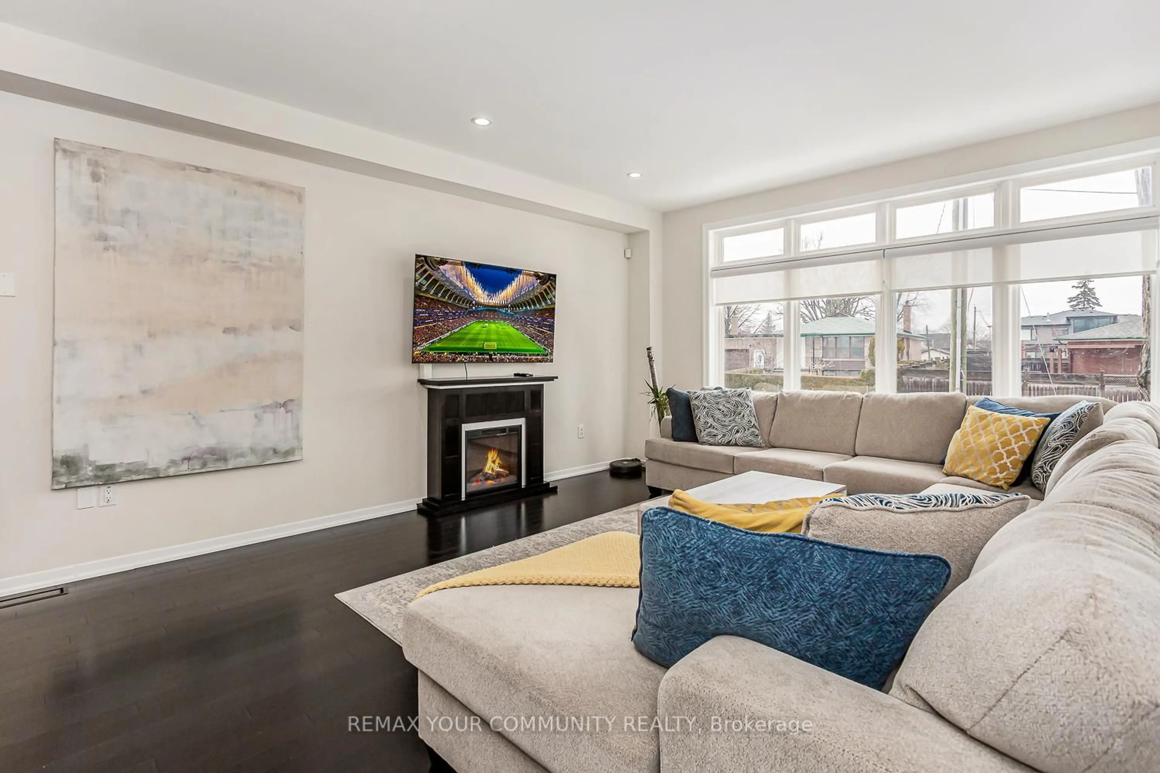 Living room with furniture, unknown for 338 Woodale Ave, Oakville Ontario M9R 2R6