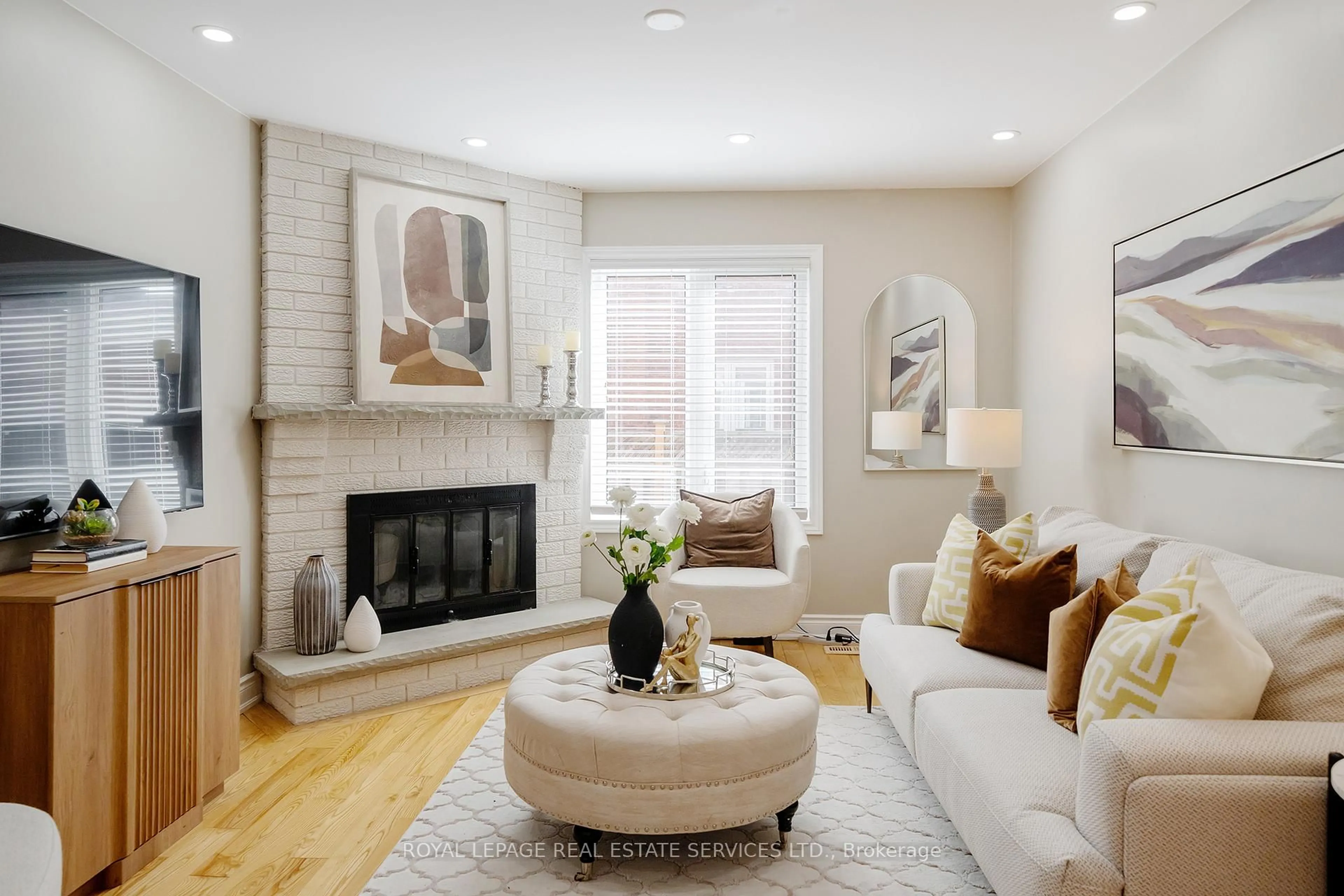 Living room with furniture, unknown for 2357 Mowat Ave, Oakville Ontario L6H 5X3