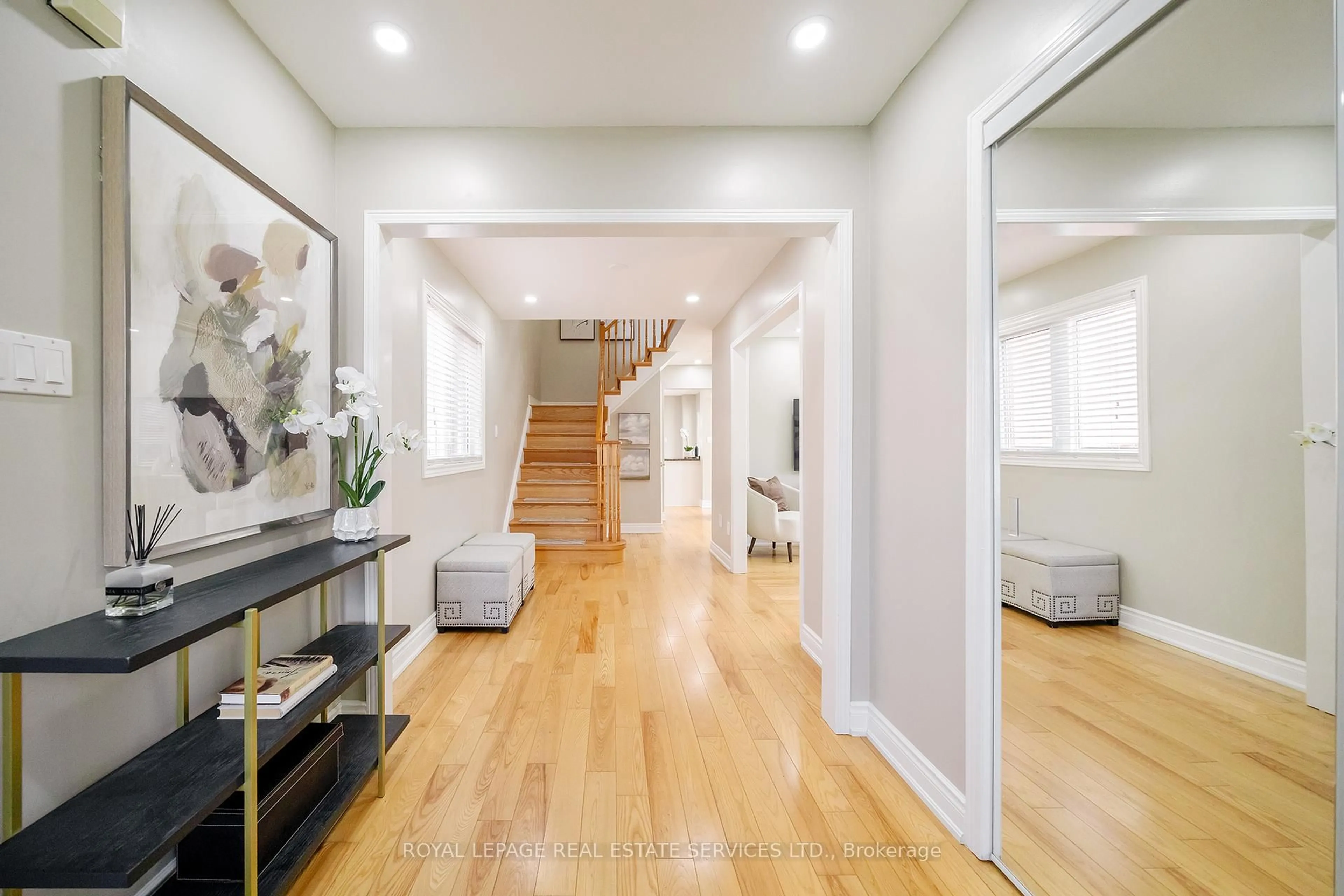 Indoor entryway for 2357 Mowat Ave, Oakville Ontario L6H 5X3