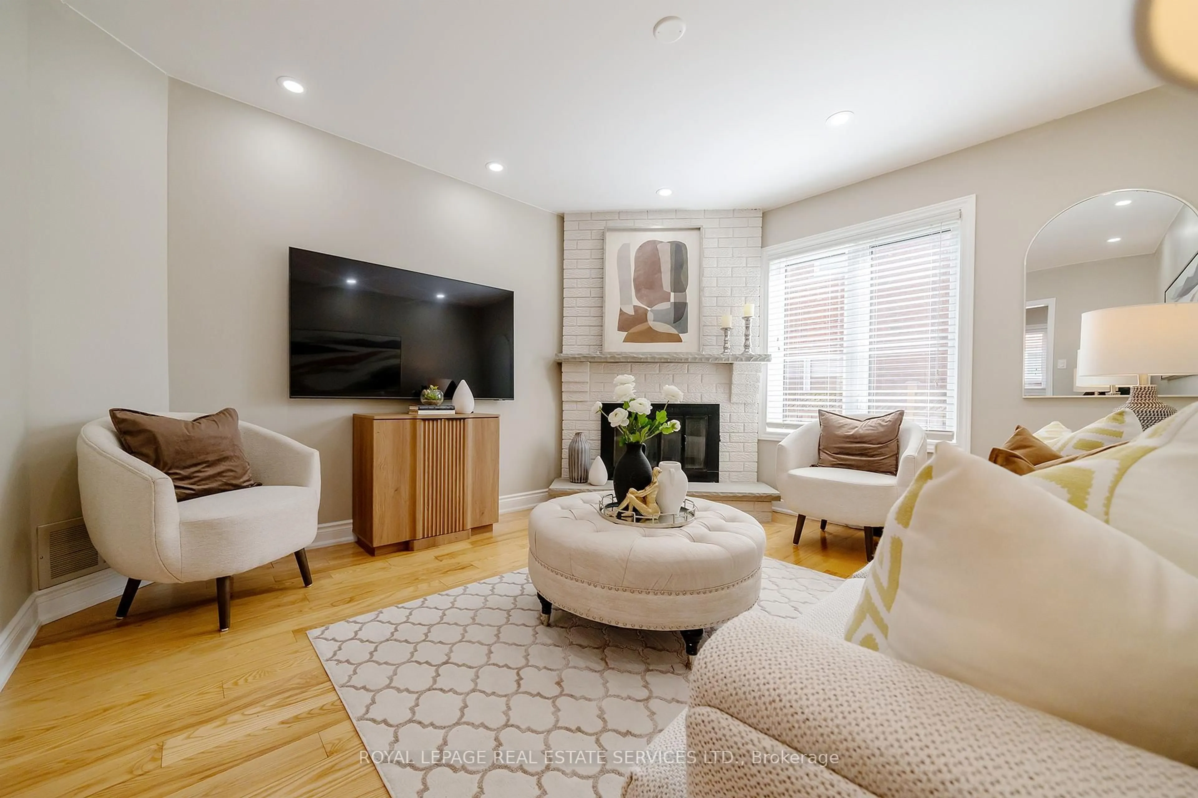 Living room with furniture, unknown for 2357 Mowat Ave, Oakville Ontario L6H 5X3