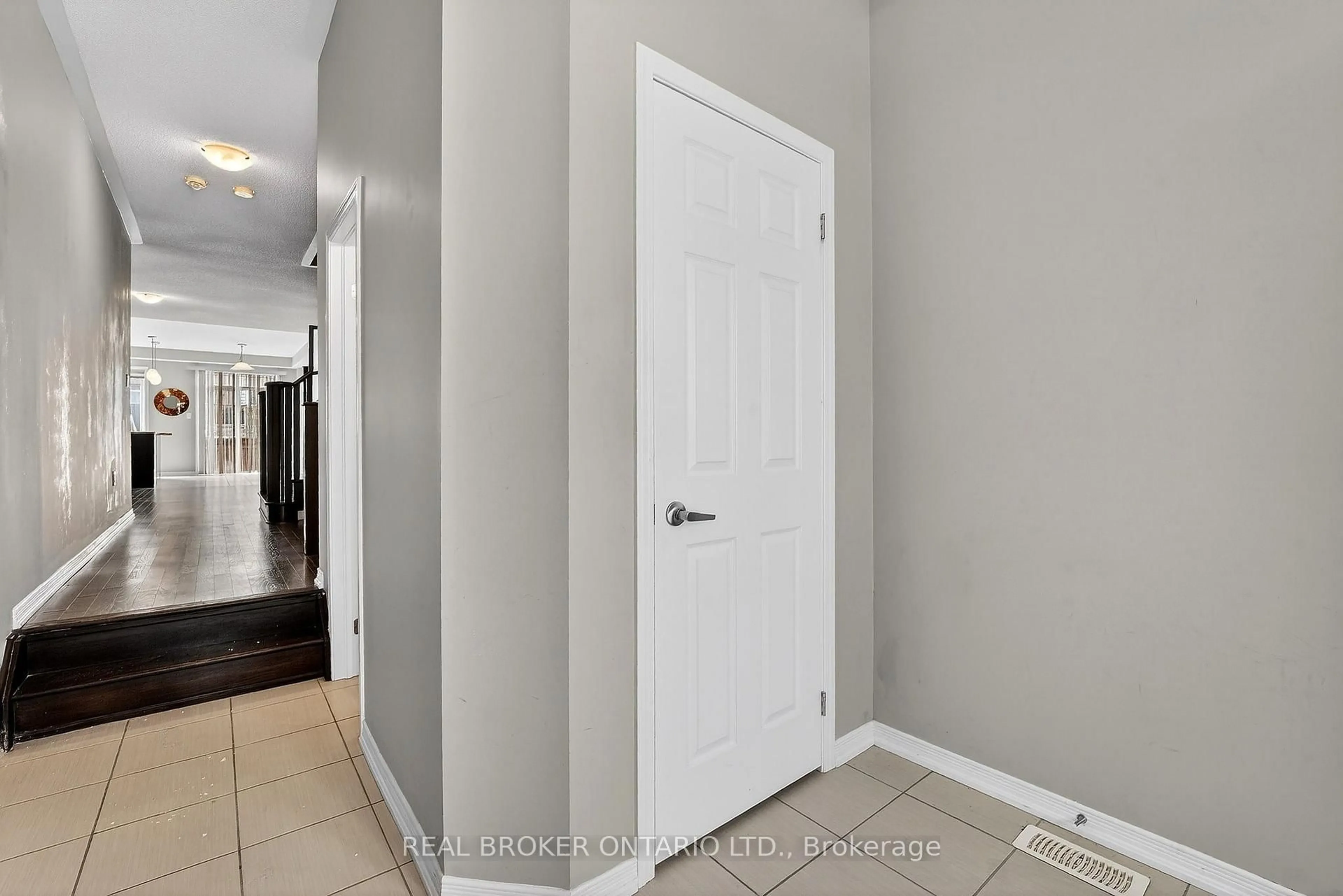 Indoor entryway for 82 Upper Canada Crt, Halton Hills Ontario L7G 0L2
