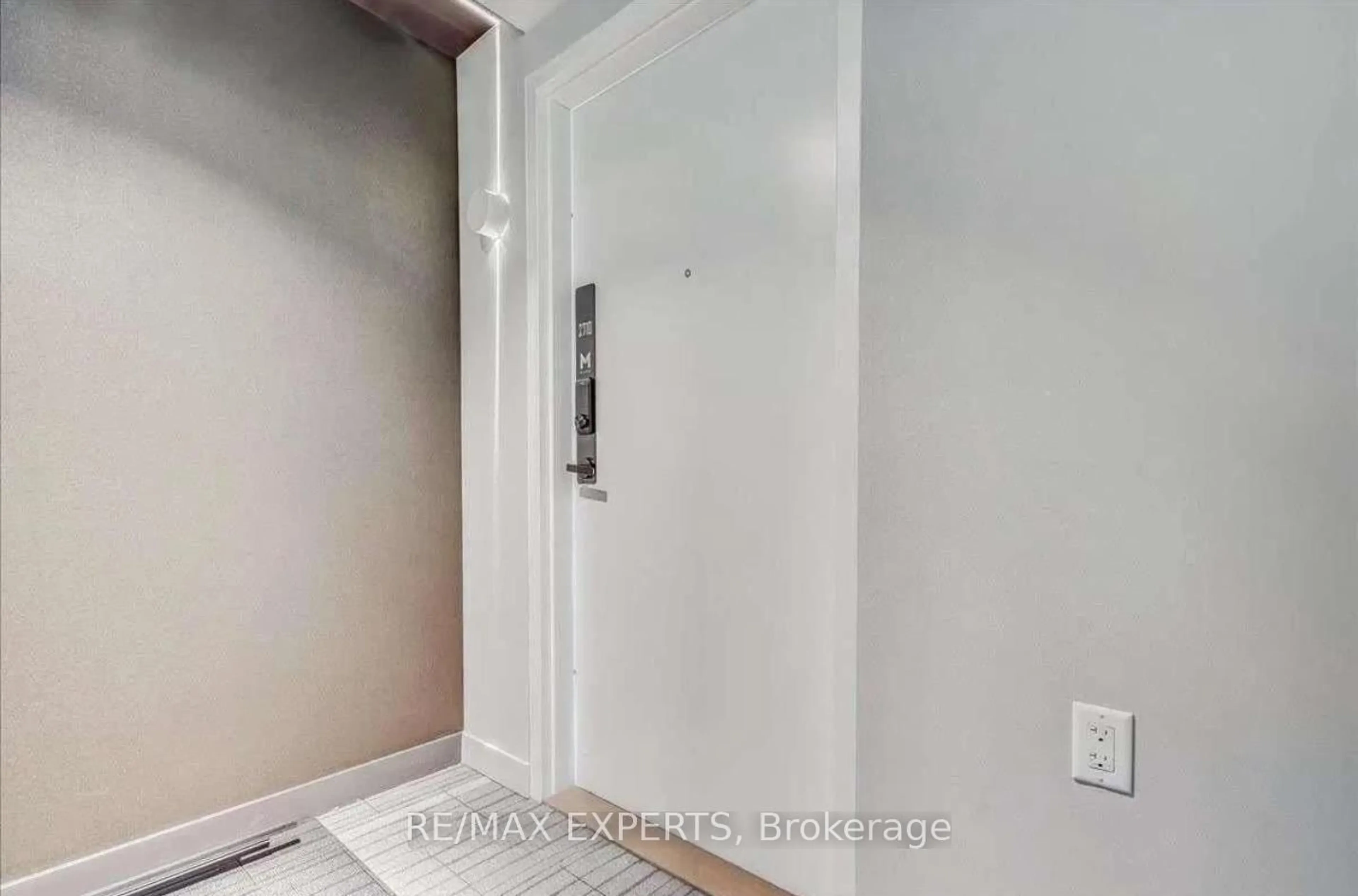 Indoor entryway for 3900 Confederation Pkwy #2710, Mississauga Ontario L5B 0M3