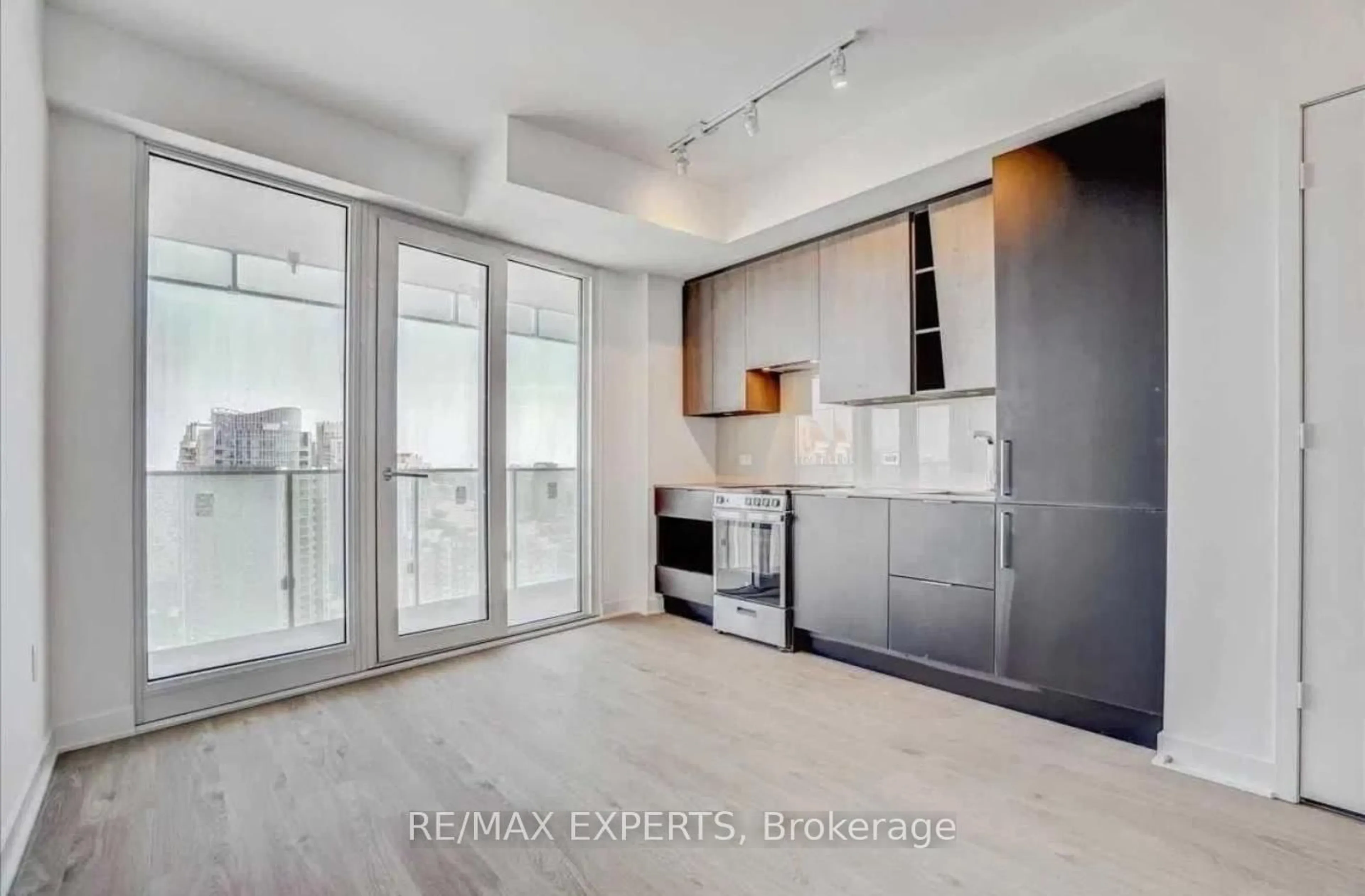 Open concept kitchen, unknown for 3900 Confederation Pkwy #2710, Mississauga Ontario L5B 0M3