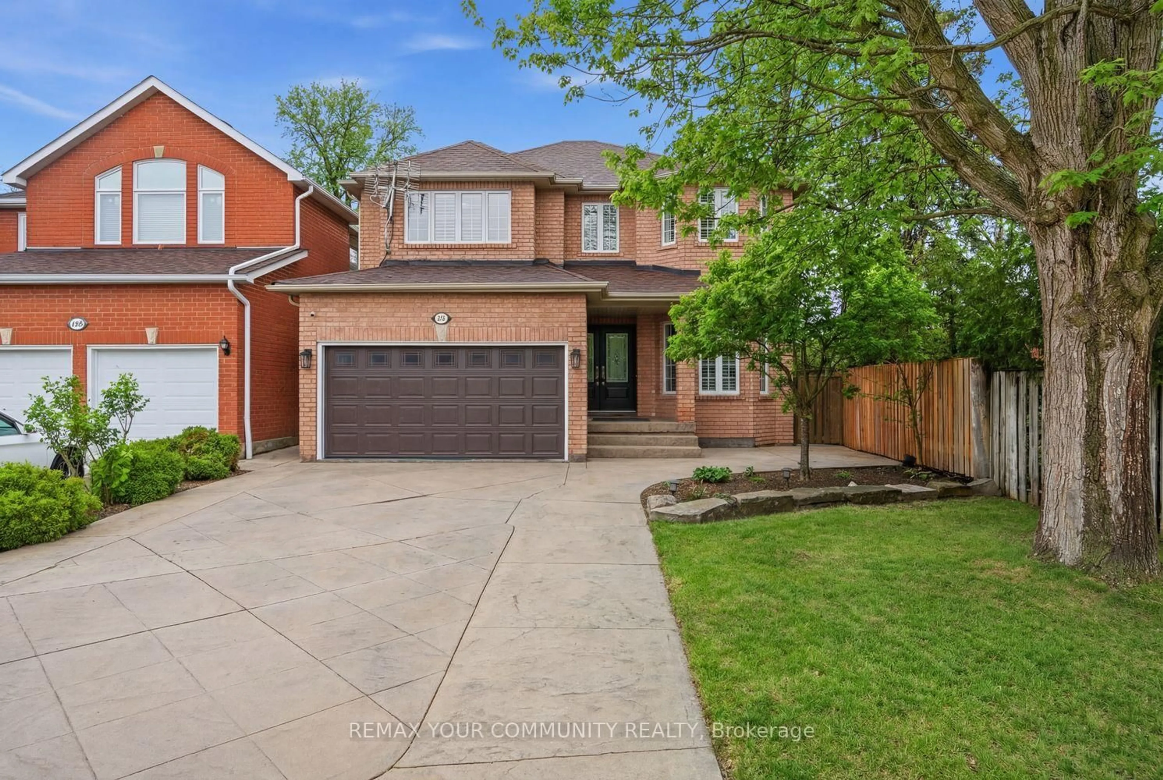 Home with brick exterior material, street for 405 Searles Crt, Mississauga Ontario L5R 2C6