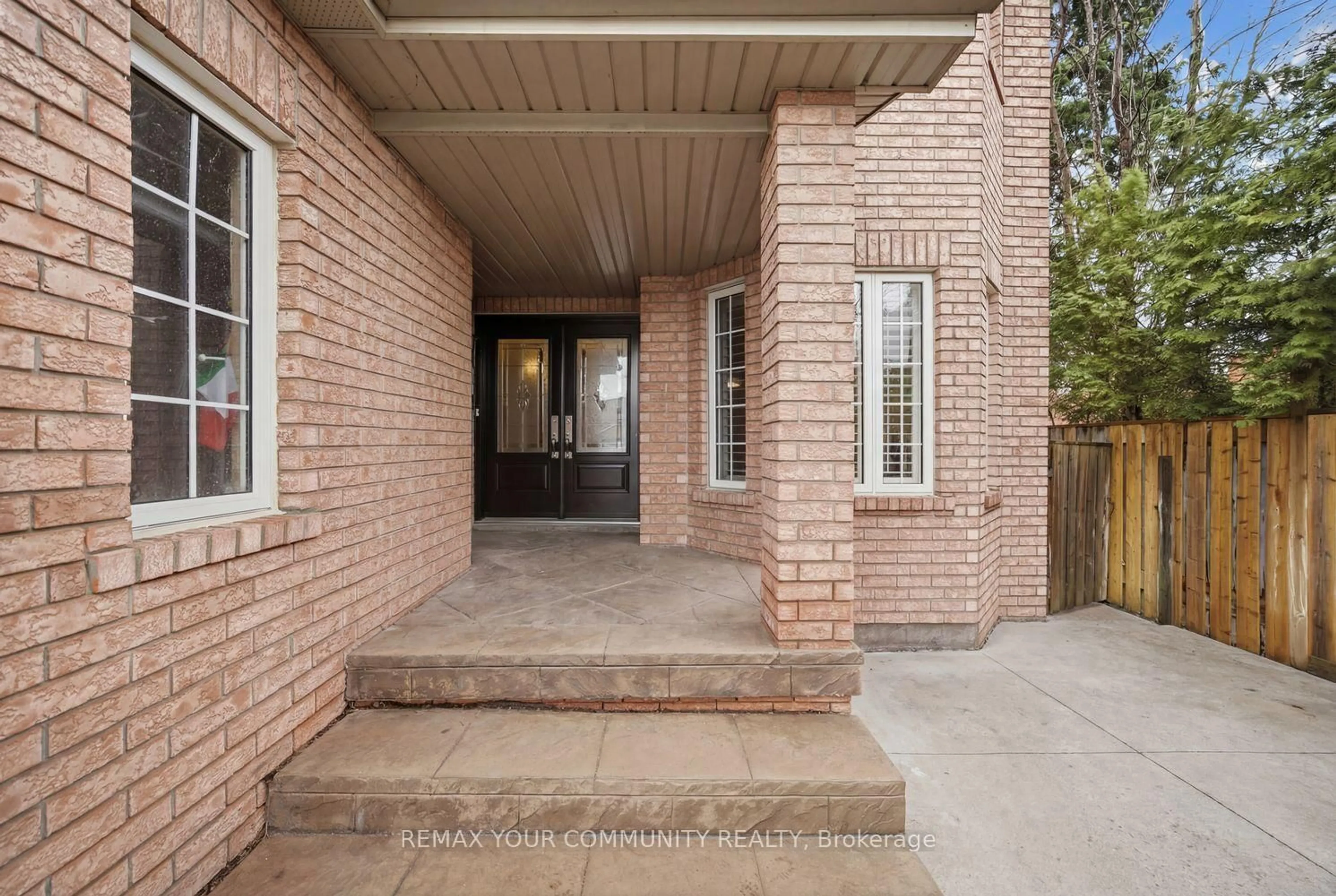 Home with brick exterior material, street for 405 Searles Crt, Mississauga Ontario L5R 2C6