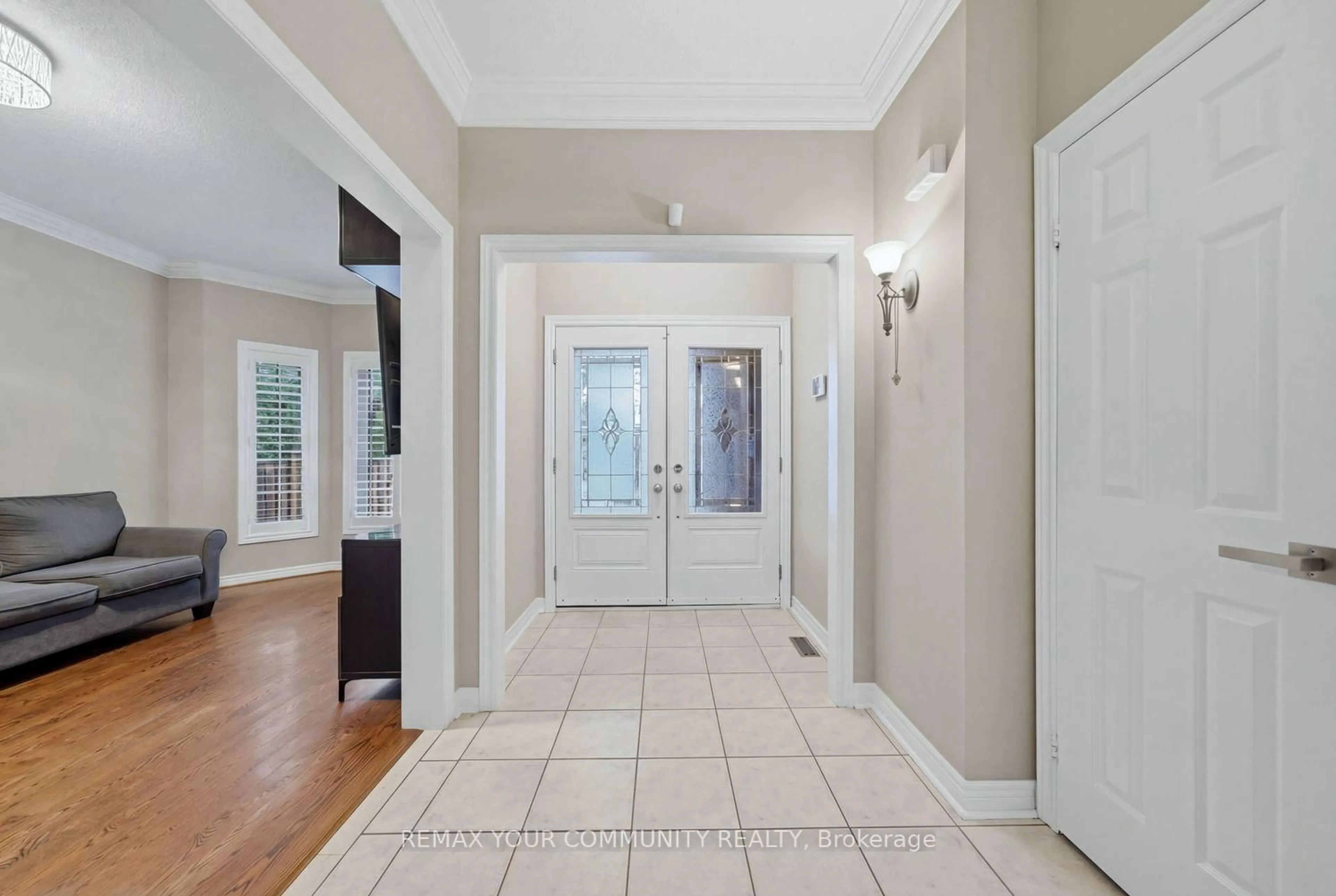Indoor entryway for 405 Searles Crt, Mississauga Ontario L5R 2C6
