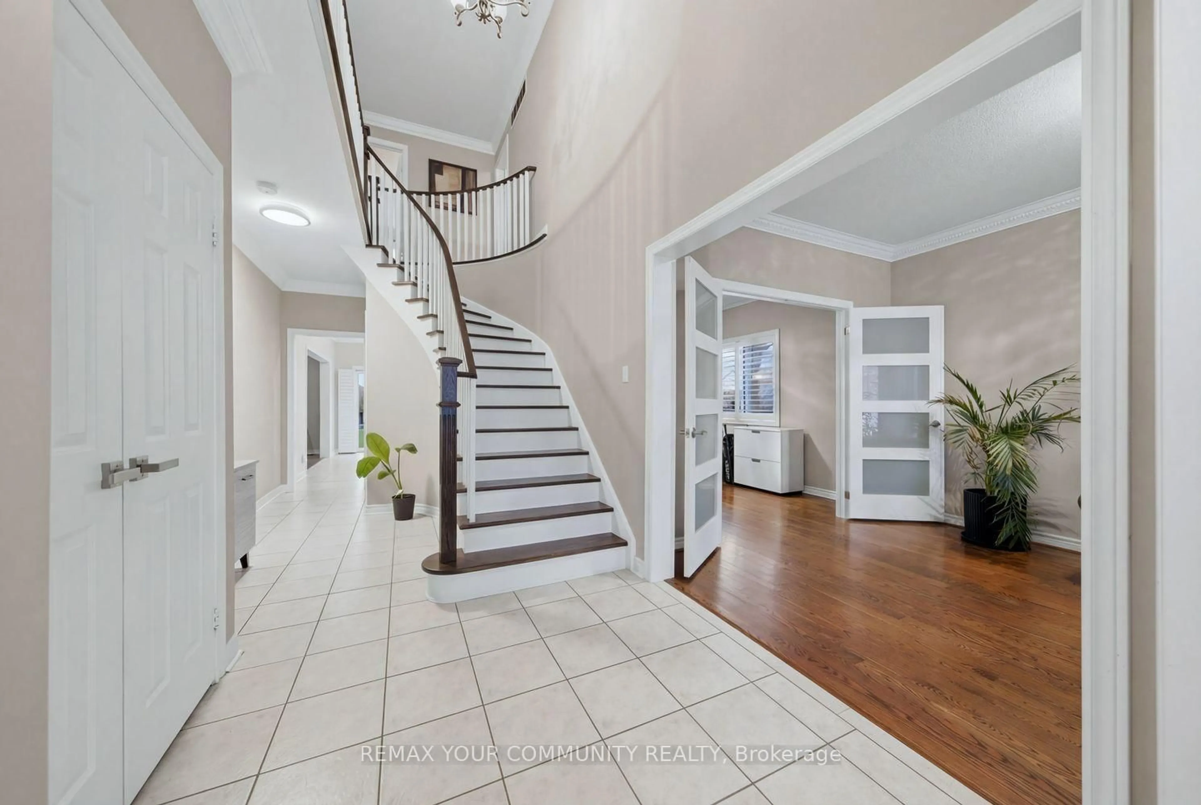 Indoor foyer for 405 Searles Crt, Mississauga Ontario L5R 2C6