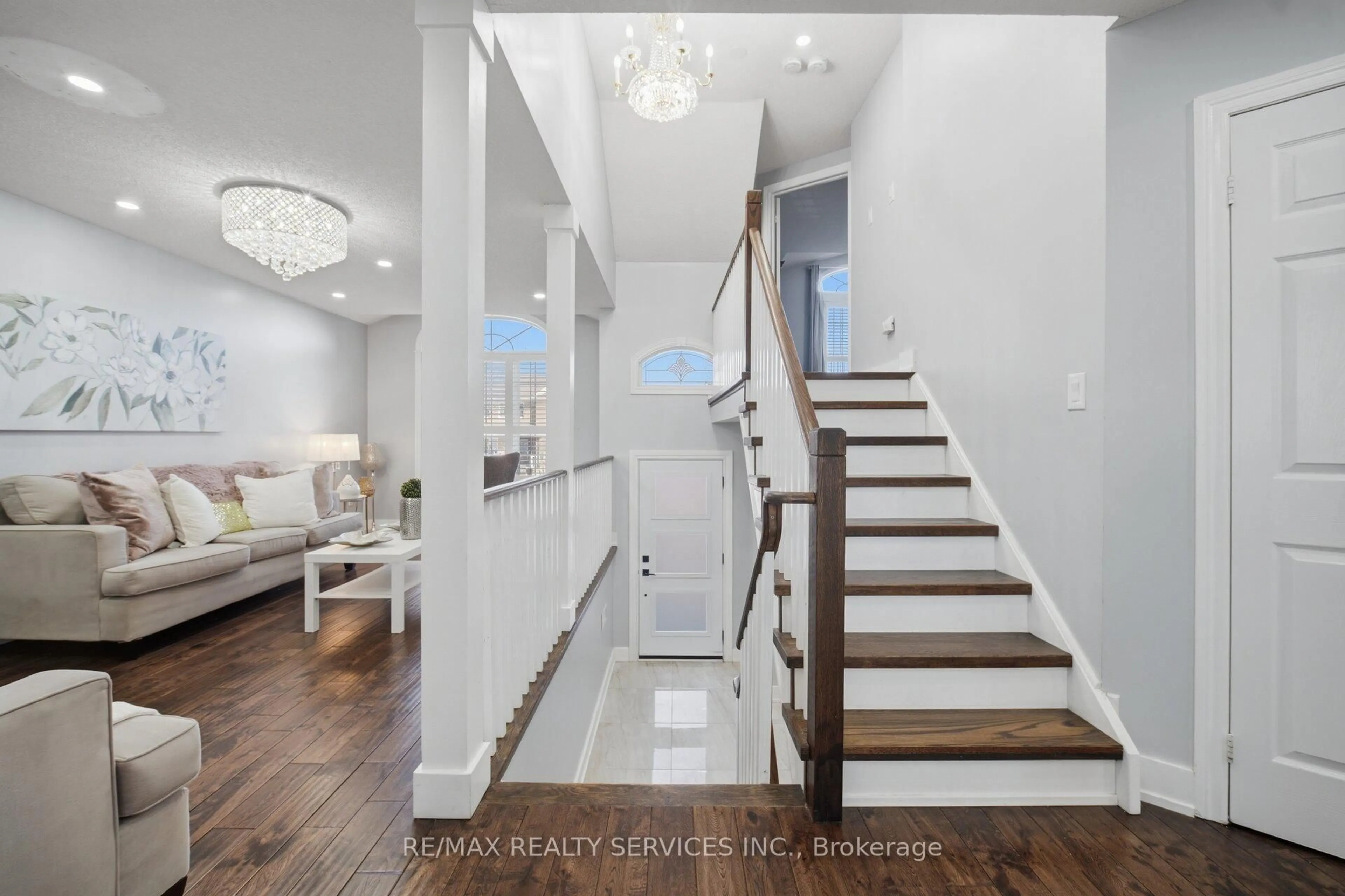 Indoor entryway for 118 Van Scott Dr, Brampton Ontario L7A 1N4