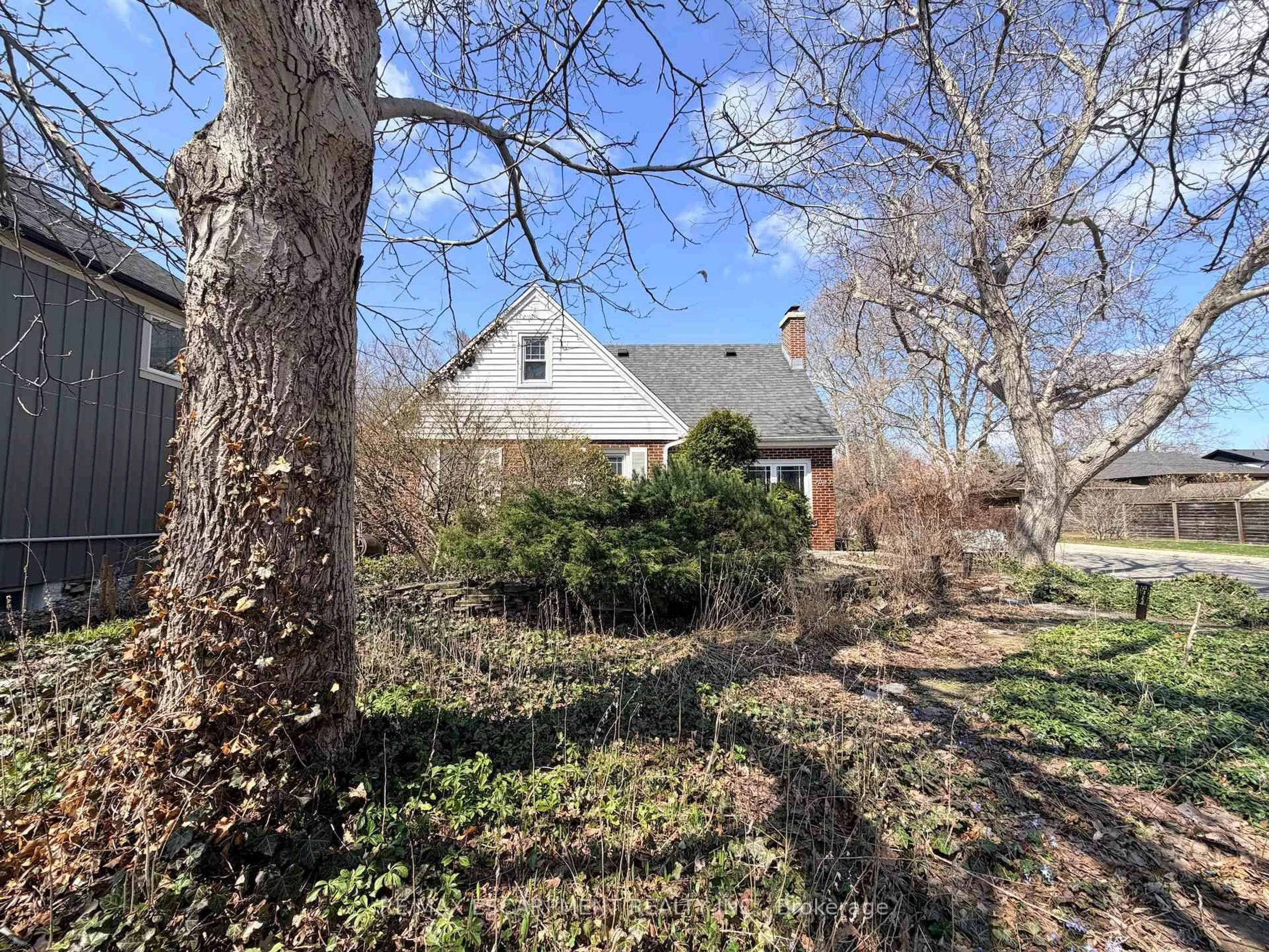 A pic from outside/outdoor area/front of a property/back of a property/a pic from drone, unknown for 2093 Victoria Ave, Burlington Ontario L7R 1R5