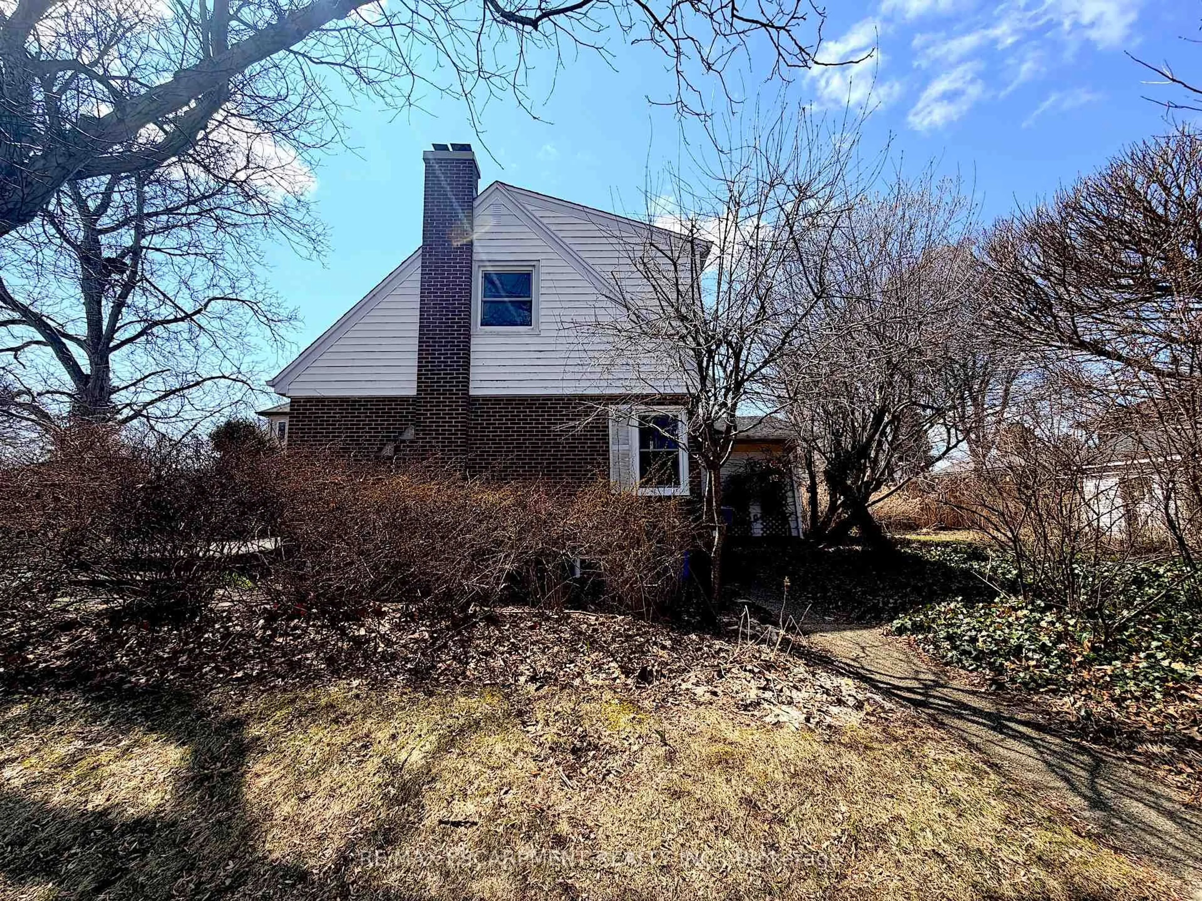 A pic from outside/outdoor area/front of a property/back of a property/a pic from drone, street for 2093 Victoria Ave, Burlington Ontario L7R 1R5