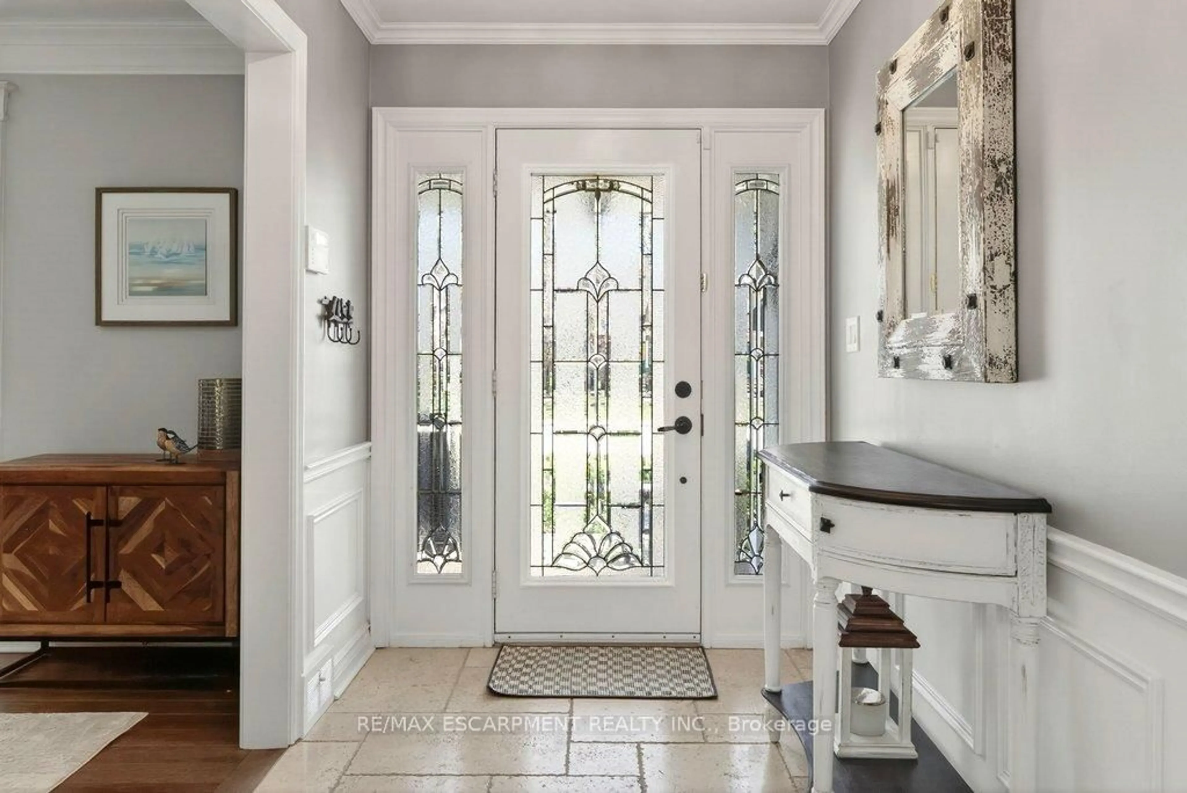 Indoor entryway for 2119 Paisley Ave, Burlington Ontario L7R 1W1