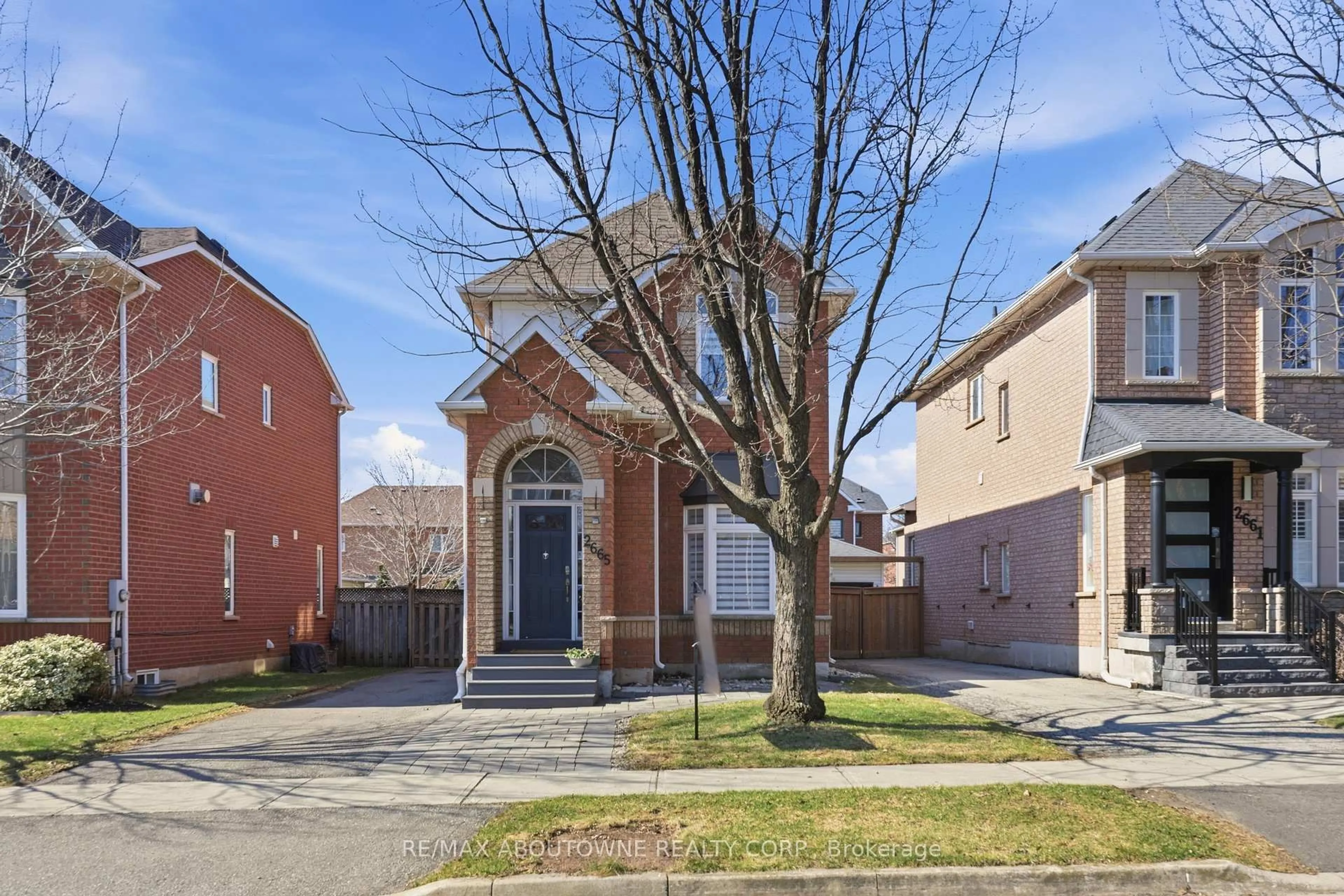 Home with brick exterior material, street for 2665 Castle Hill Cres, Oakville Ontario L6H 6J1