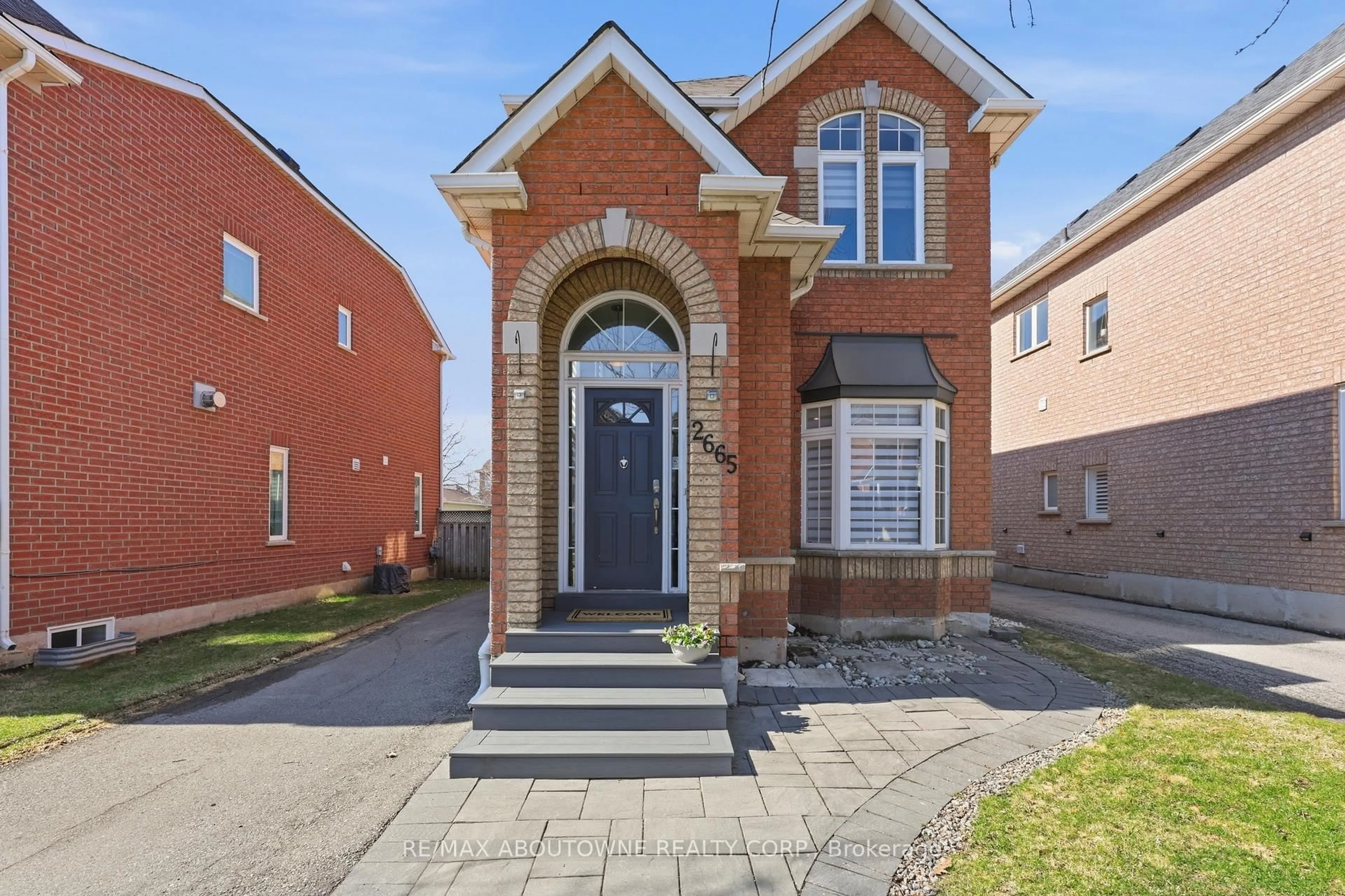 Home with brick exterior material, street for 2665 Castle Hill Cres, Oakville Ontario L6H 6J1