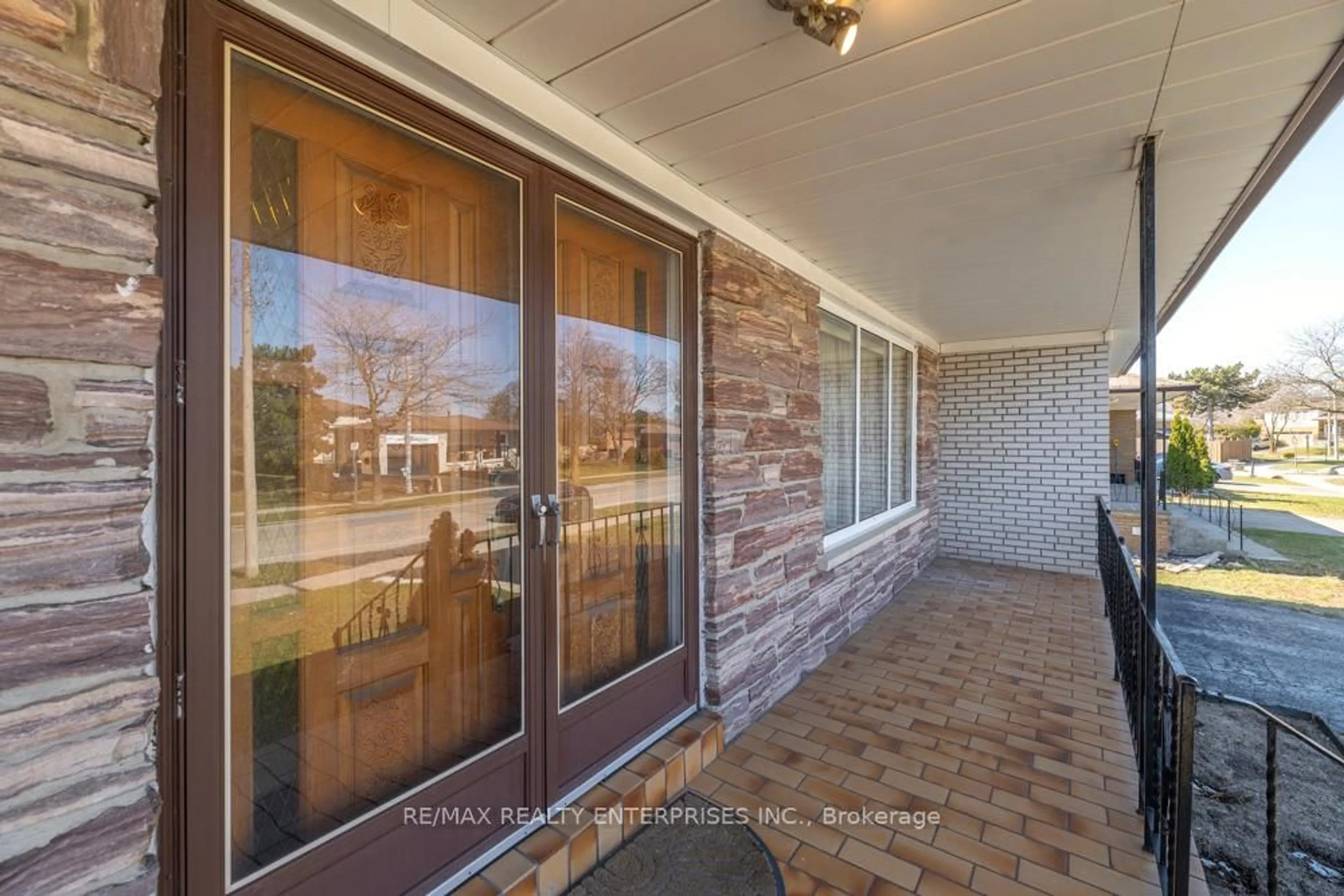 Indoor entryway for 7368 Redstone Rd, Mississauga Ontario L4T 2A9