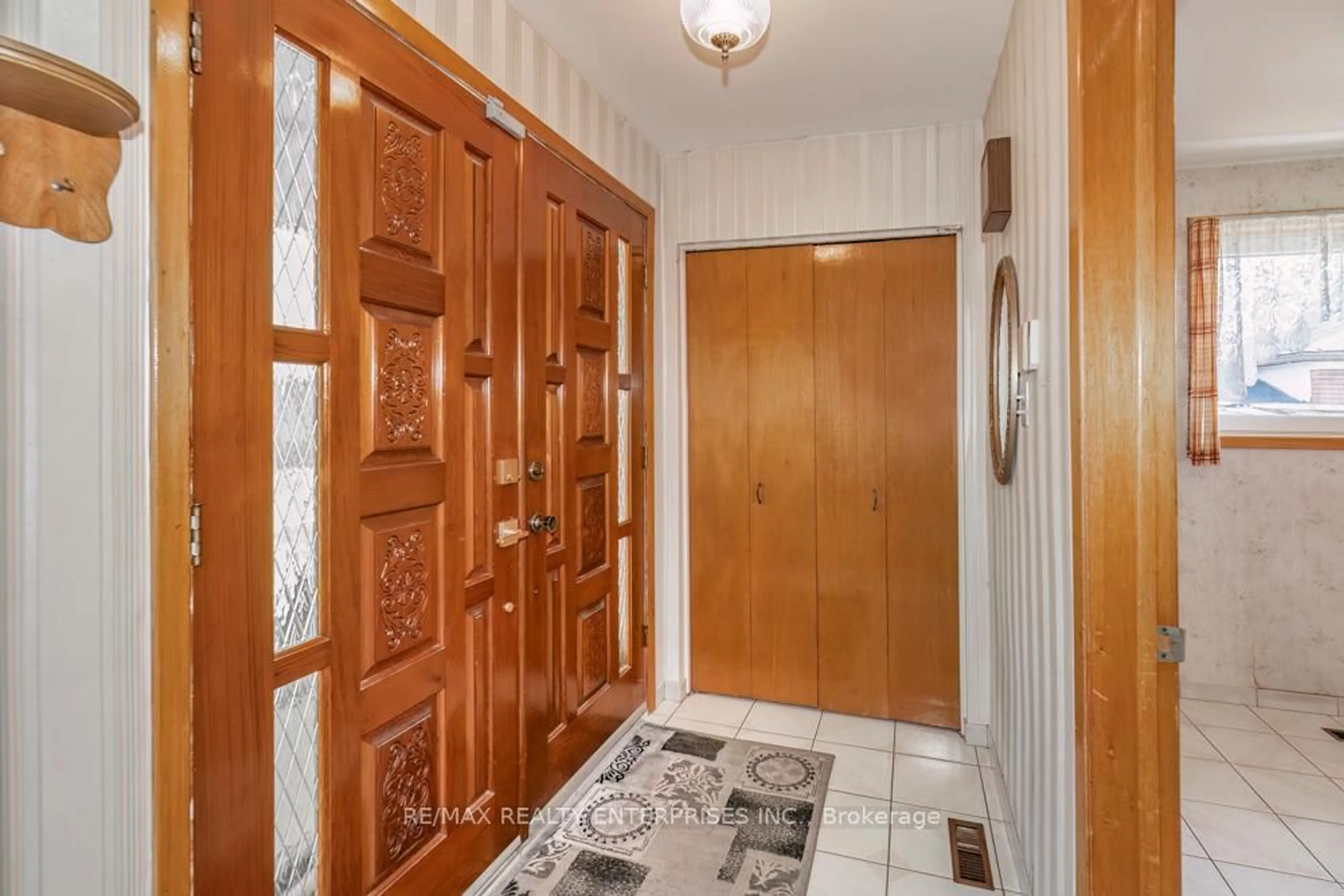 Indoor foyer for 7368 Redstone Rd, Mississauga Ontario L4T 2A9