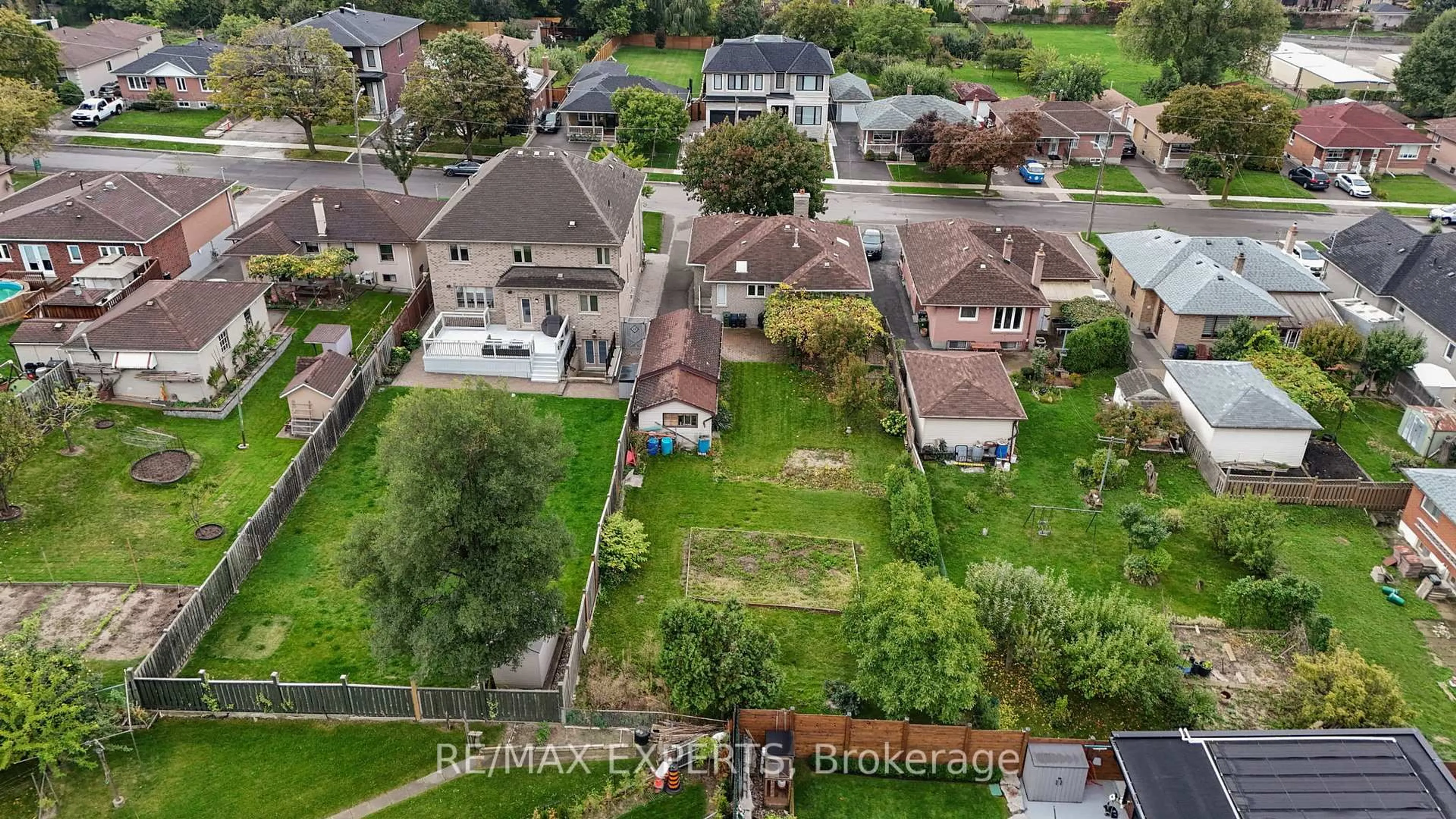 A pic from outside/outdoor area/front of a property/back of a property/a pic from drone, street for 26 Grovedale Ave, Toronto Ontario M6L 1Y6
