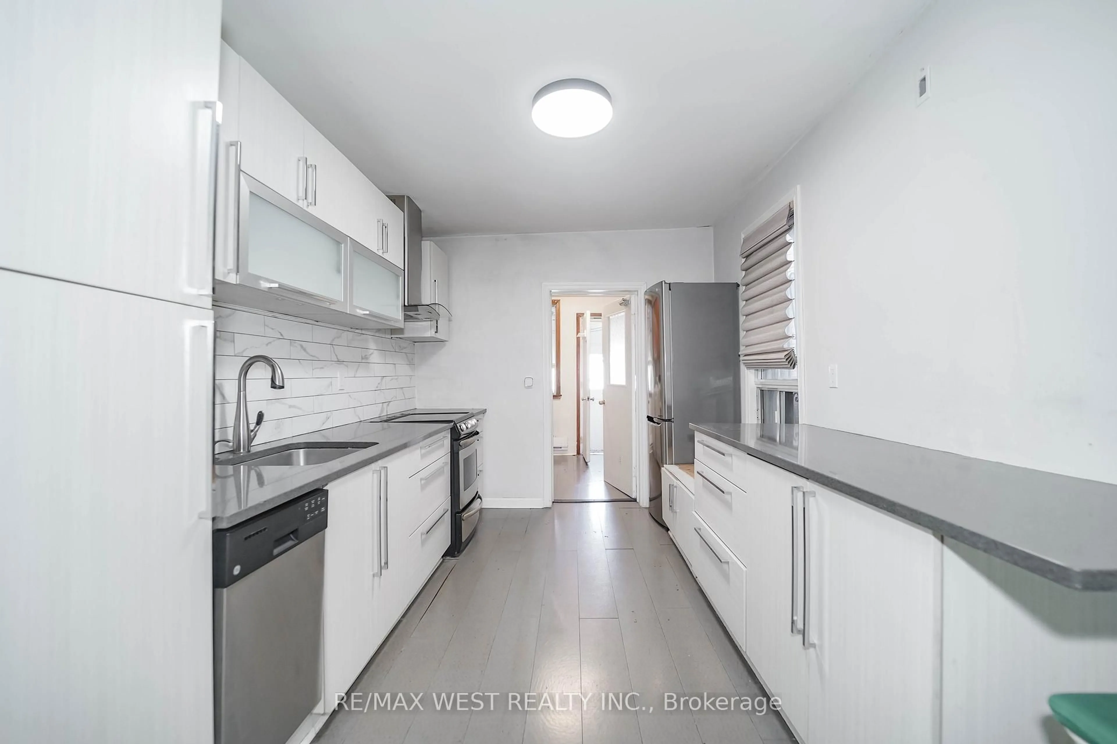 Standard kitchen, ceramic/tile floor for 195 Islington Ave, Toronto Ontario M8V 3B8