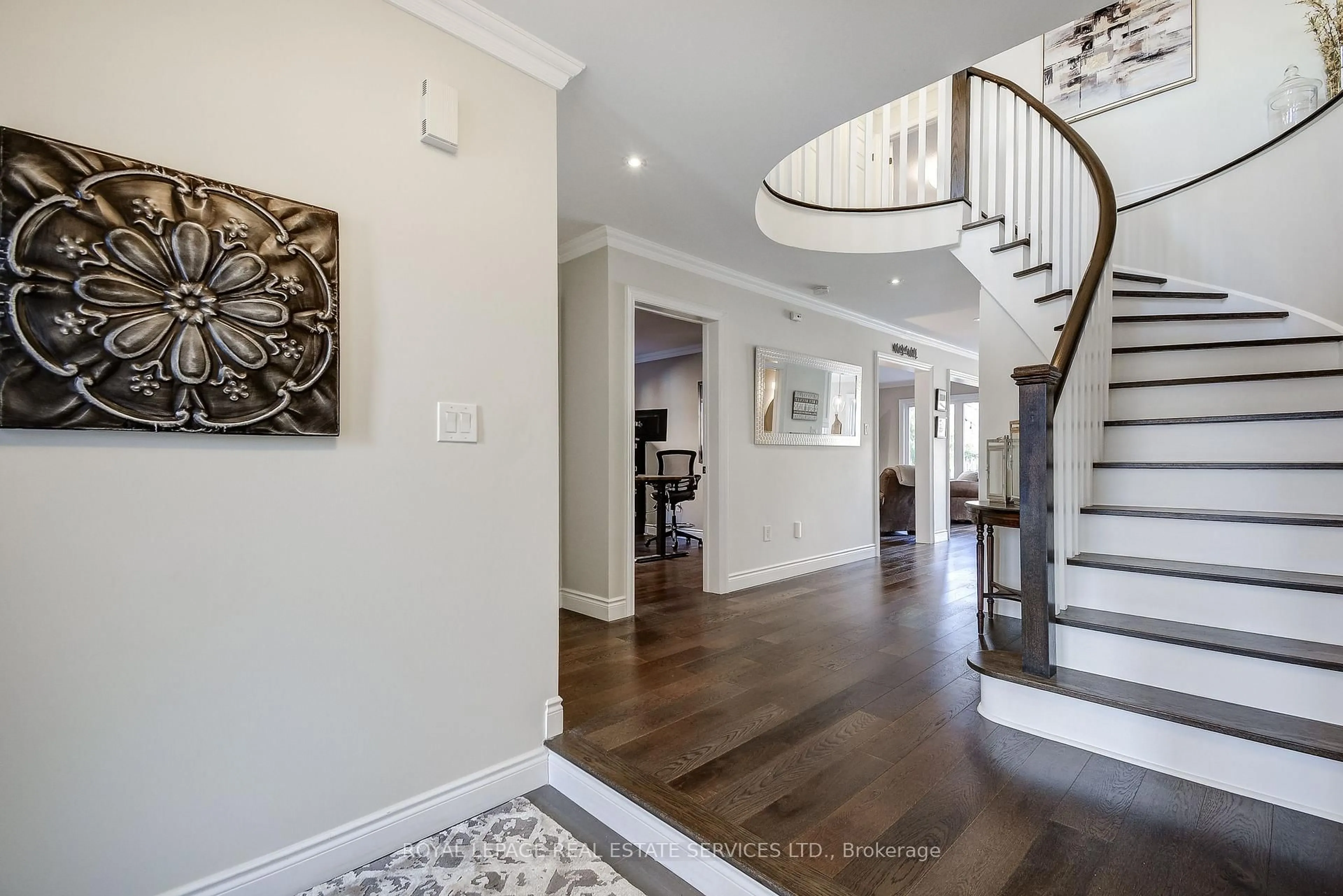 Indoor entryway for 2192 Grand Ravine Dr, Oakville Ontario L6H 6B2