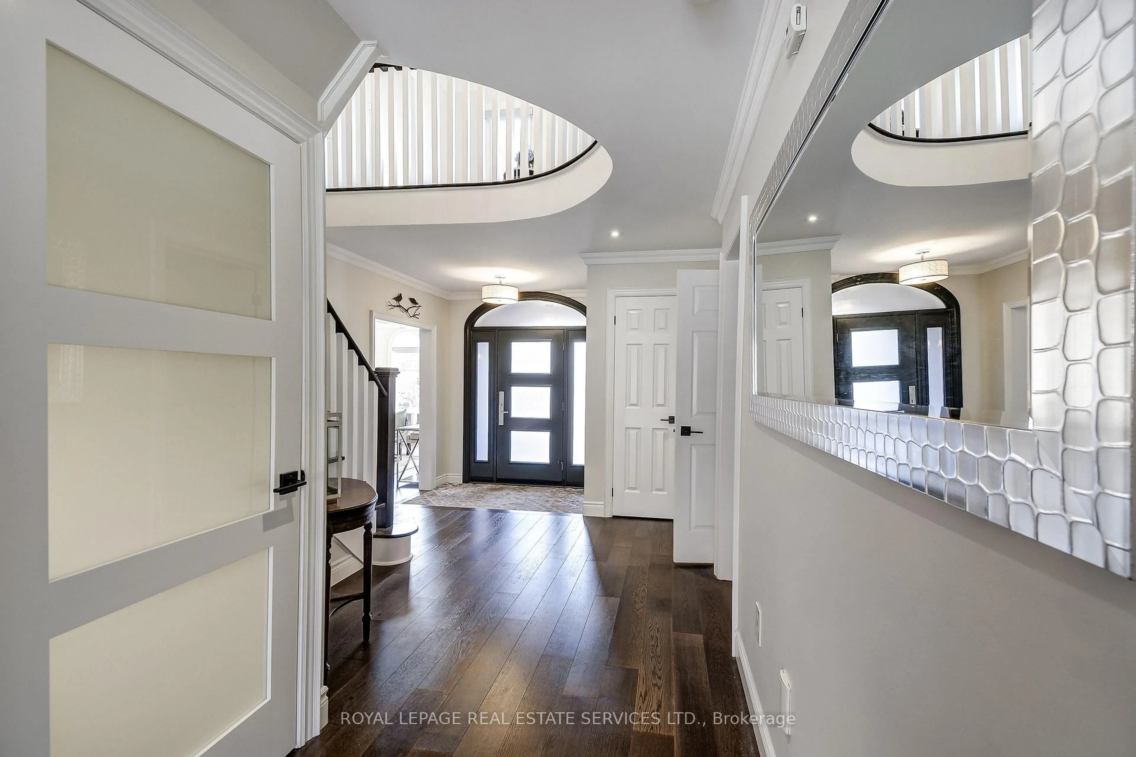 Indoor entryway for 2192 Grand Ravine Dr, Oakville Ontario L6H 6B2