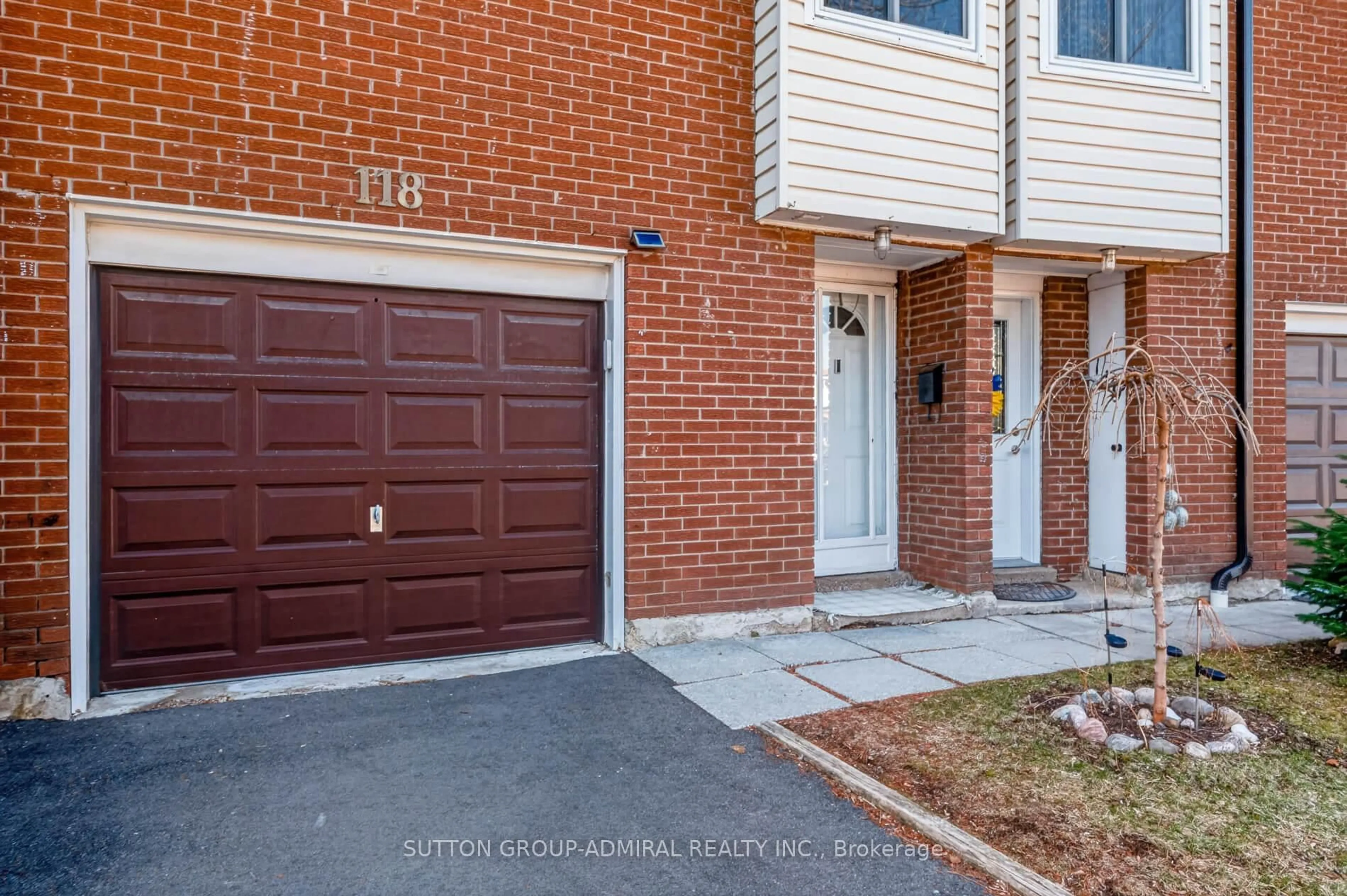 Home with brick exterior material, street for 3175 Kirwin Ave #118, Mississauga Ontario L5A 3M4
