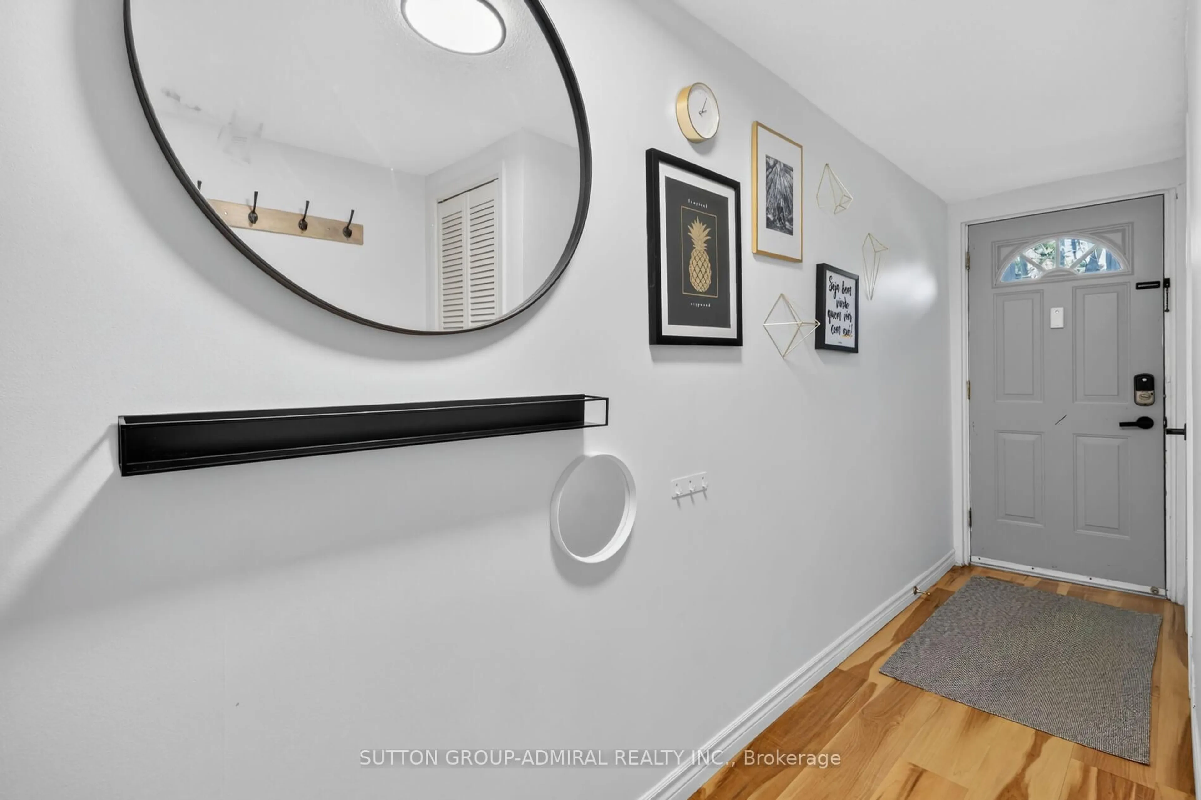 Indoor entryway for 3175 Kirwin Ave #118, Mississauga Ontario L5A 3M4