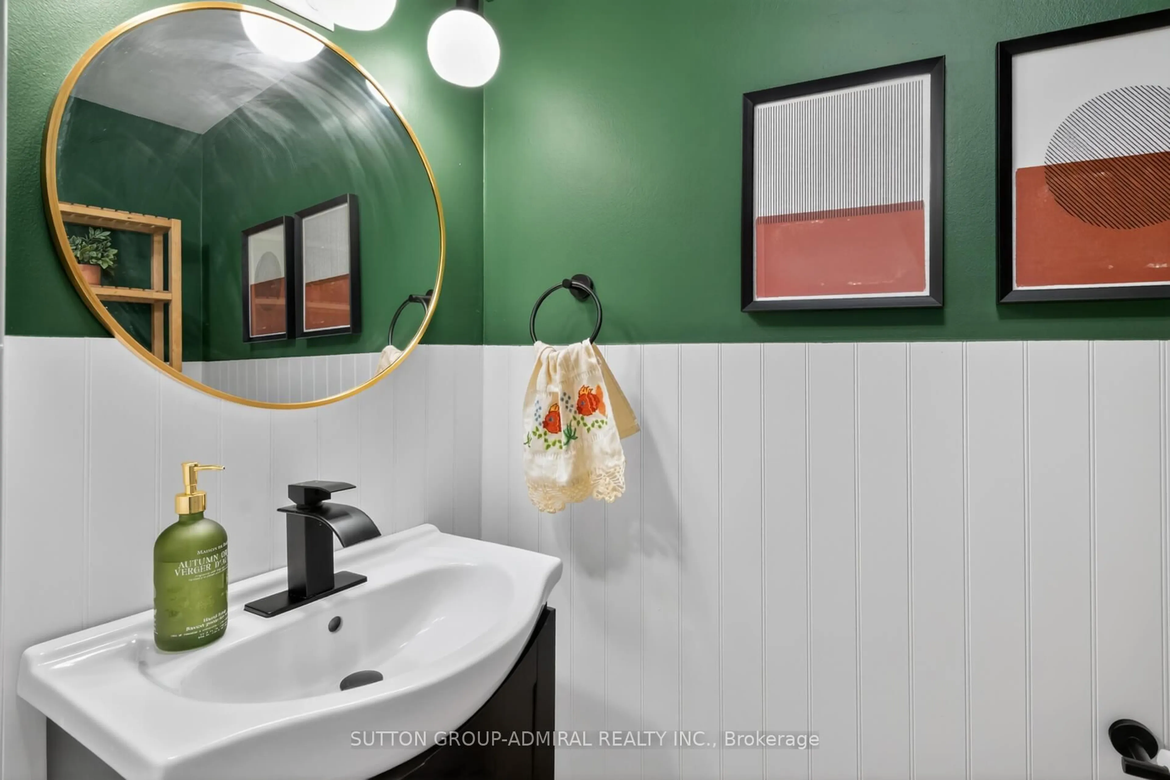 Standard bathroom, ceramic/tile floor for 3175 Kirwin Ave #118, Mississauga Ontario L5A 3M4