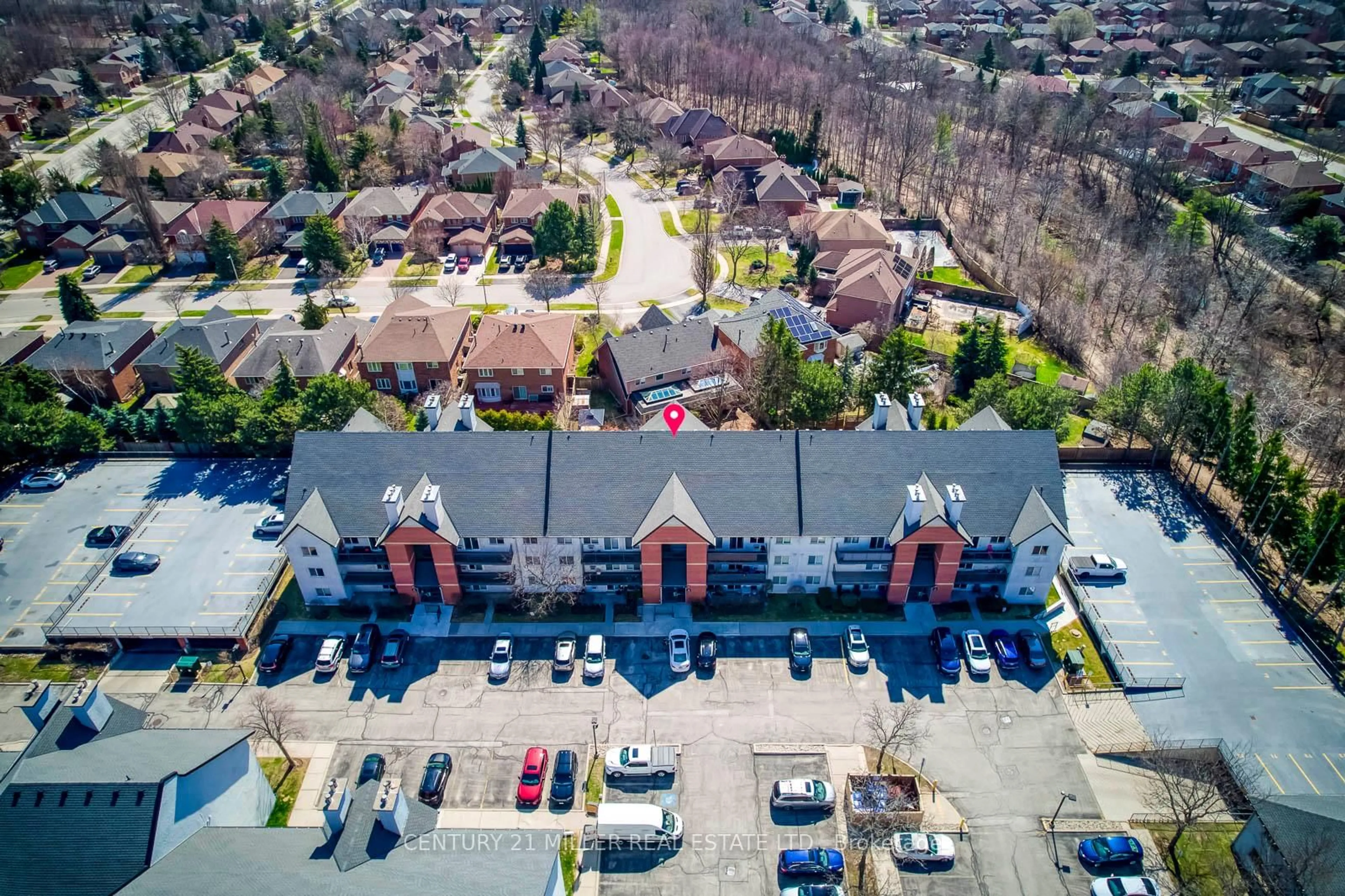 A pic from outside/outdoor area/front of a property/back of a property/a pic from drone, unknown for 1450 Glen Abbey Gate #823, Oakville Ontario L6M 2V7