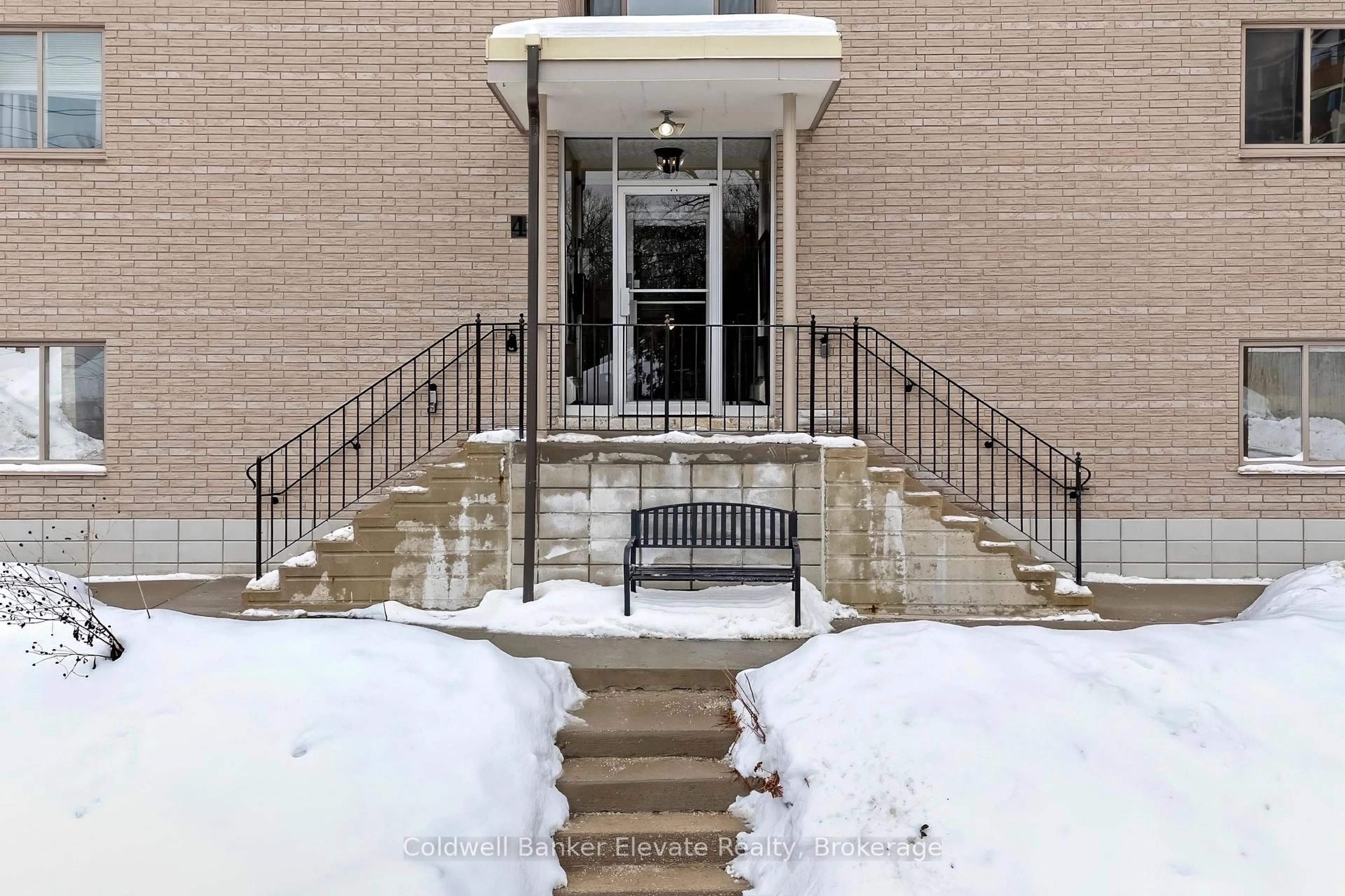 Indoor foyer for 49 Park Ave #402, Halton Hills Ontario L7G 3H9