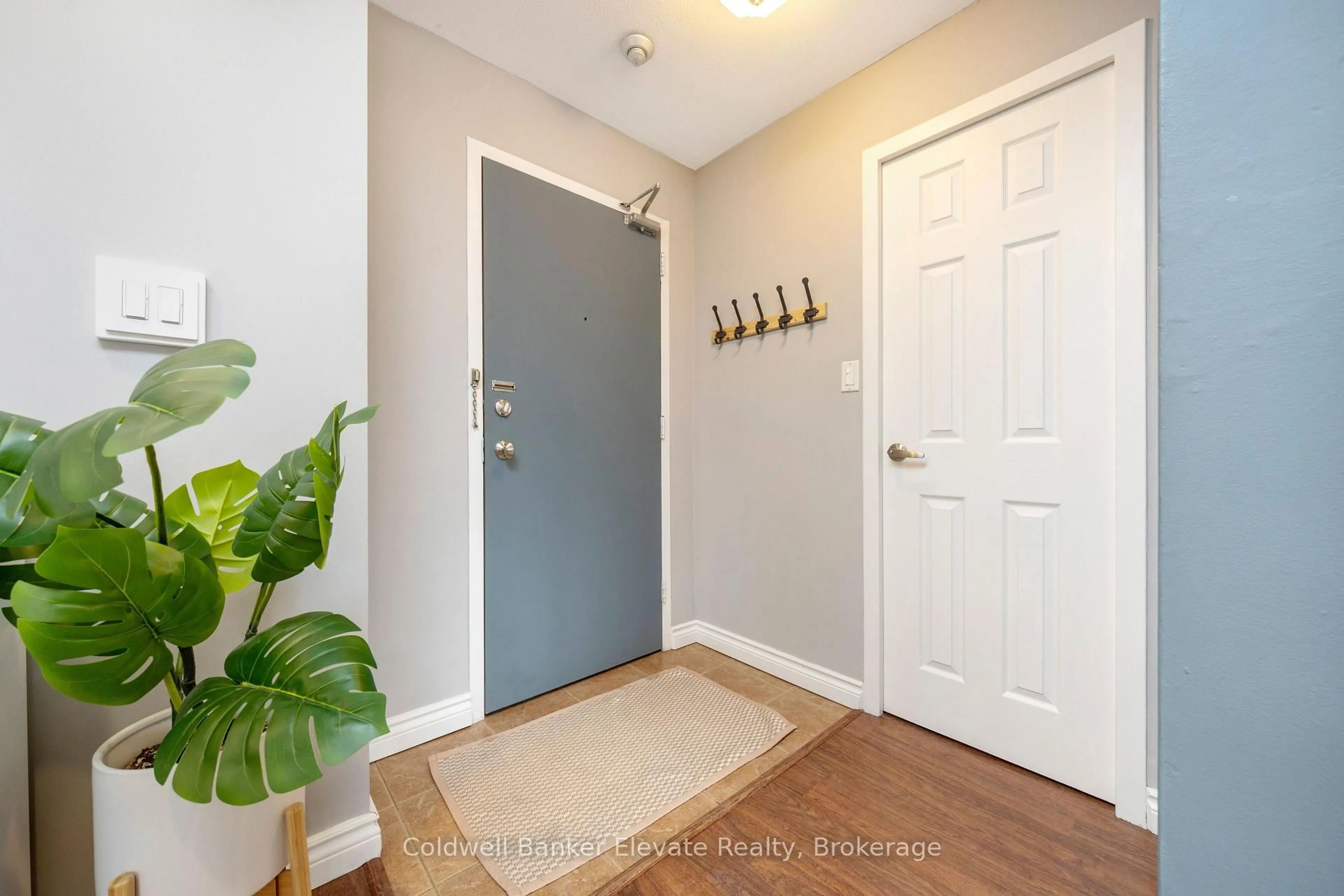 Indoor entryway for 49 Park Ave #402, Halton Hills Ontario L7G 3H9