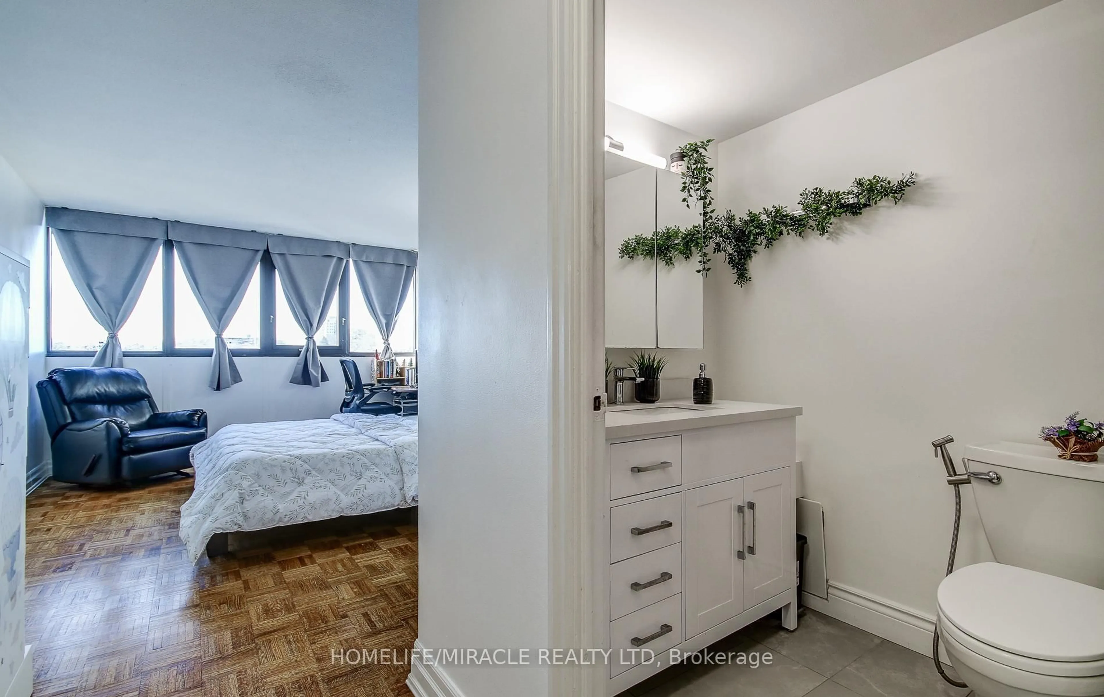 Bedroom with bed, unknown for 1333 Bloor St #504, Mississauga Ontario L4Y 3T6