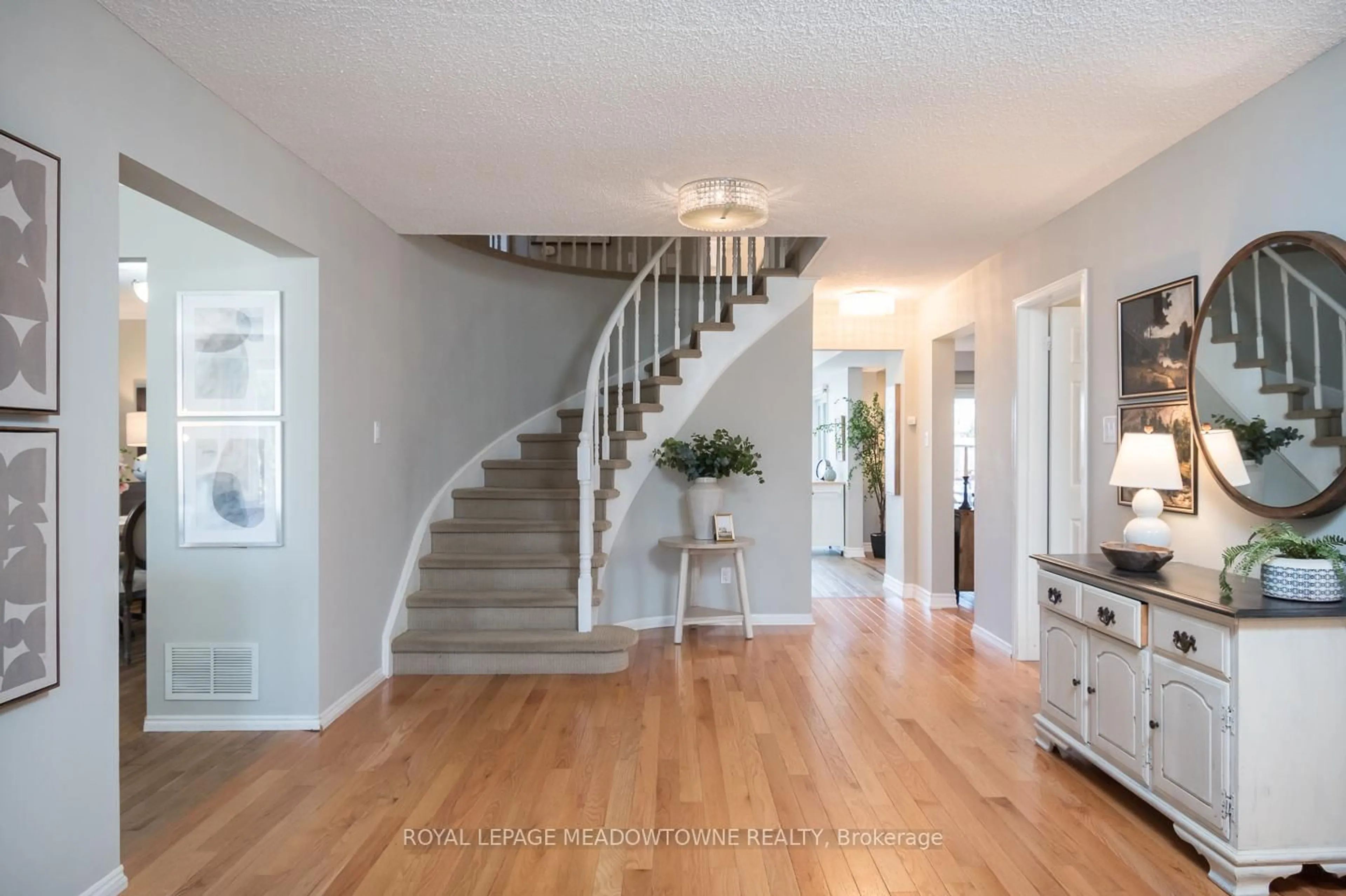 Indoor entryway for 284 Randall Cres, Milton Ontario L9T 4X7